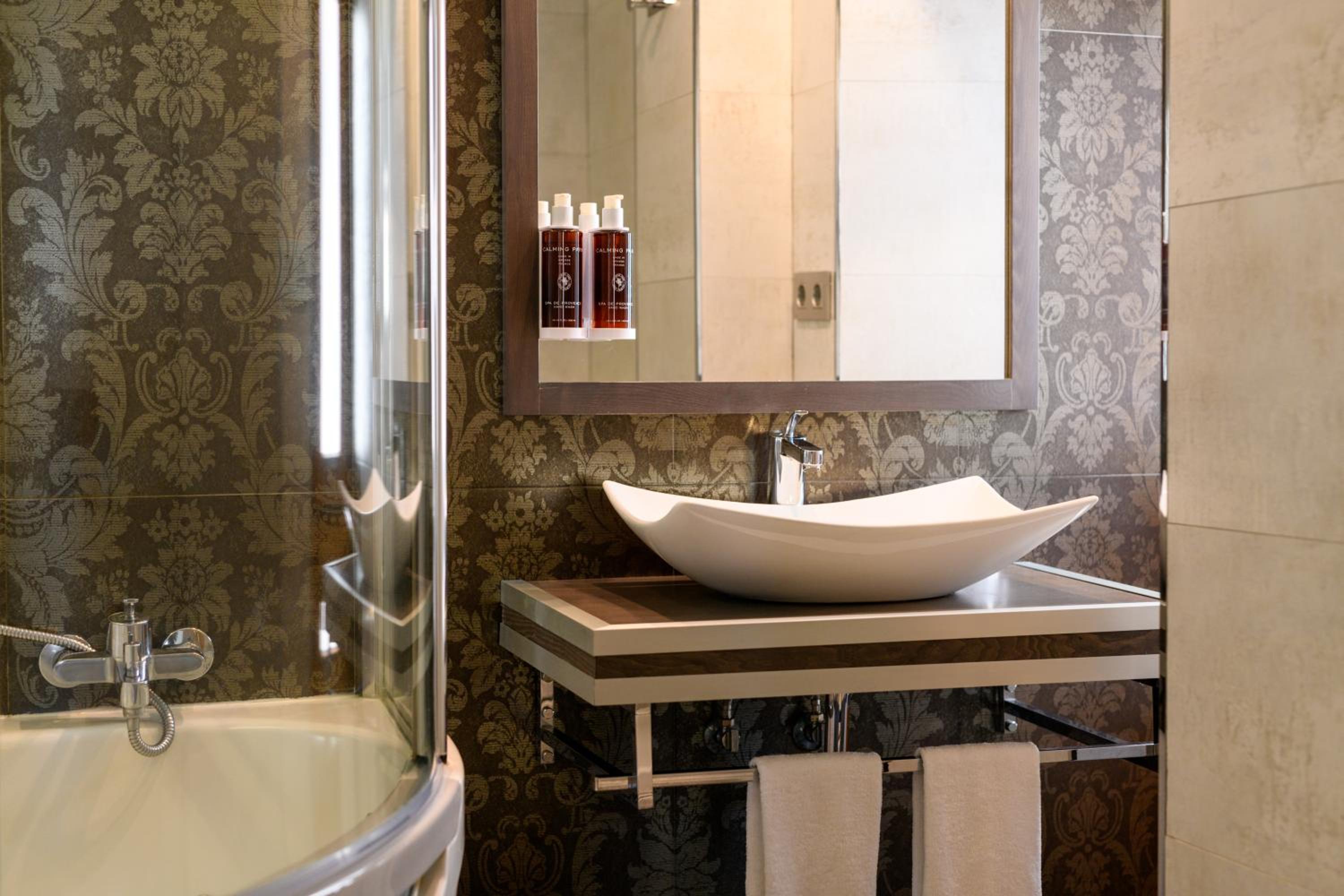 Superior Room with Spa Bath - Photo 46