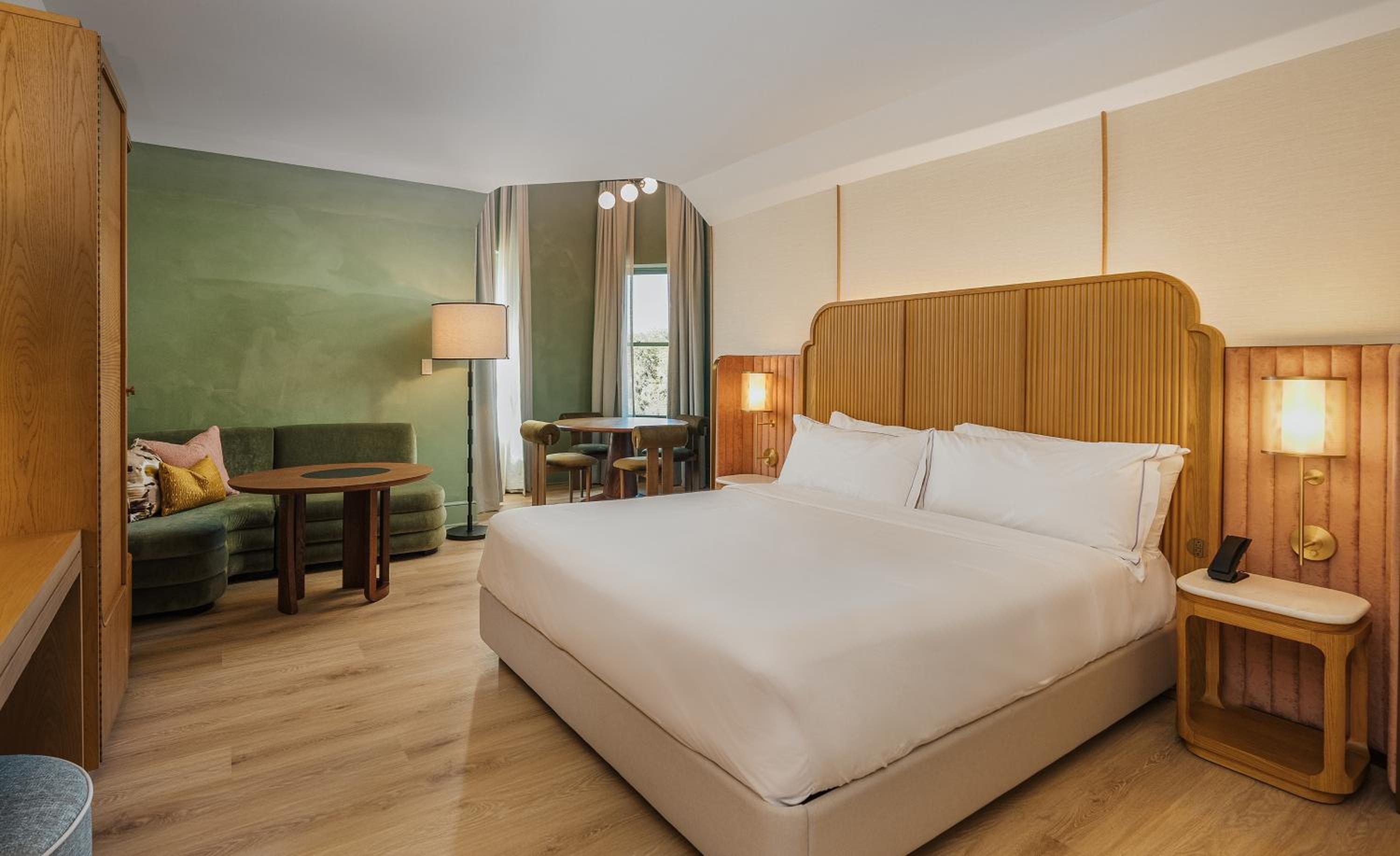 Corner Suite - Photo 10