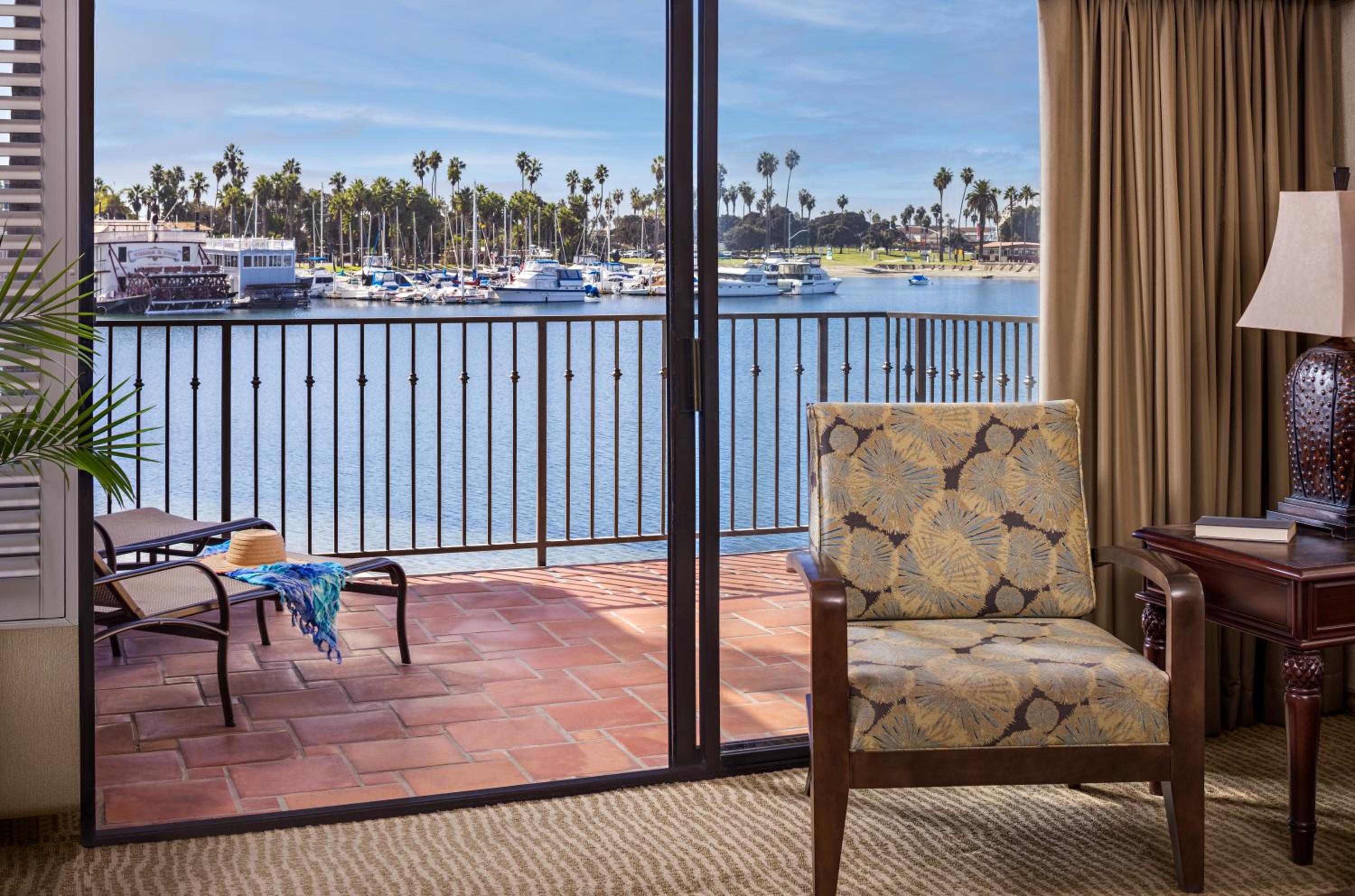 Beachfront Suite w/Balcony 1 King