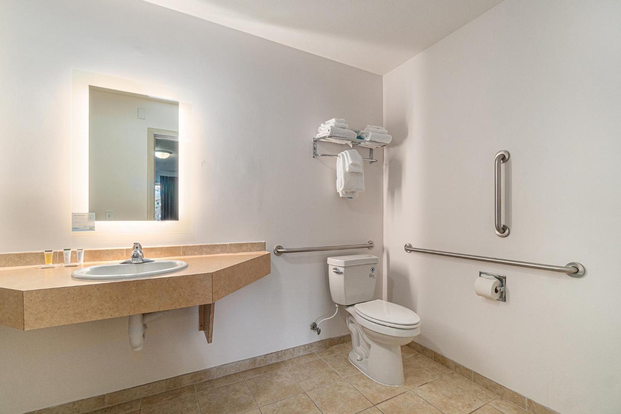 Queen Room - Mobility Access/Non-Smoking photo 3