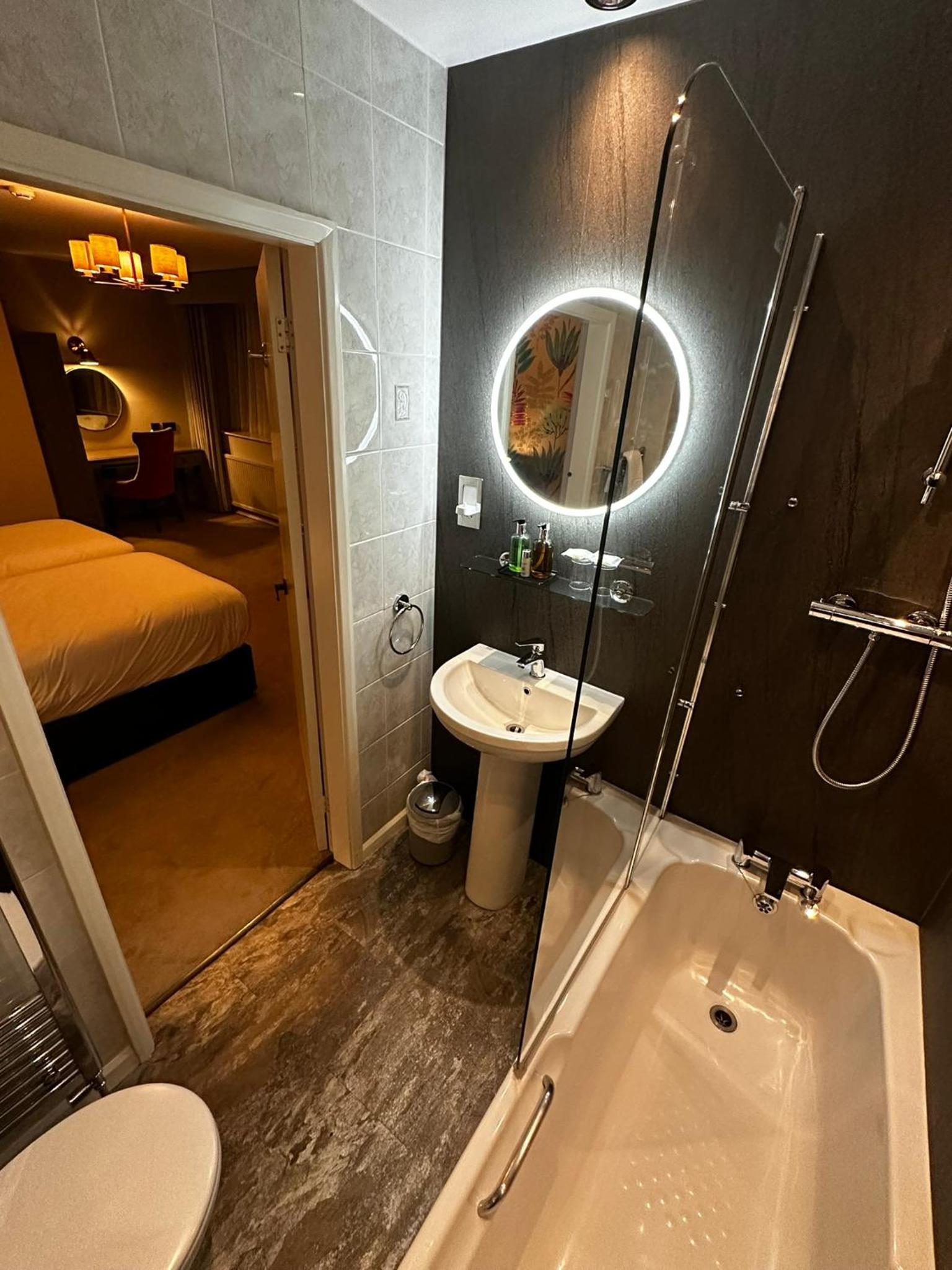 Twin (Two 3ft Beds) / Superking Room (No Pets) - Photo 2