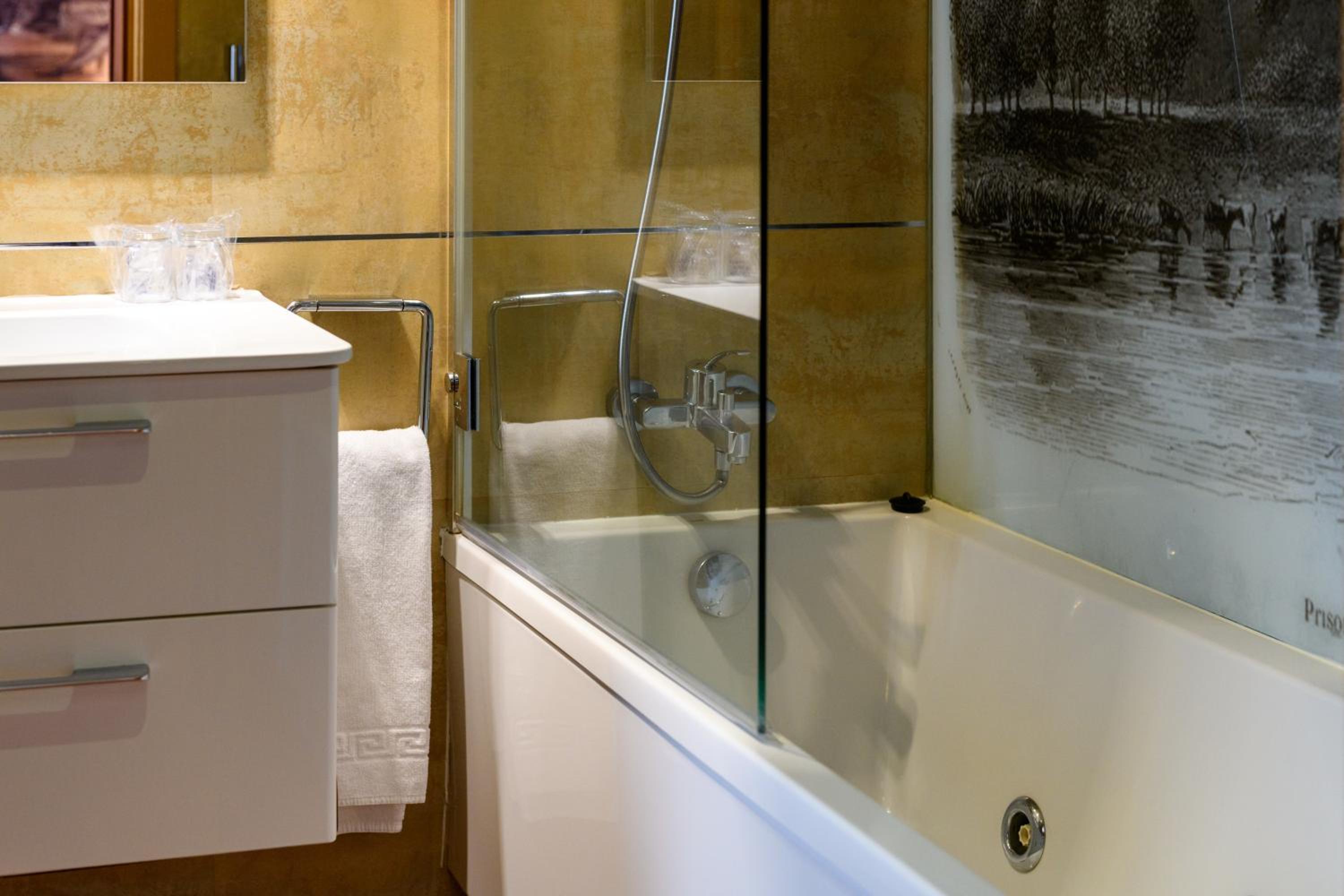 Superior Room with Spa Bath - Photo 19