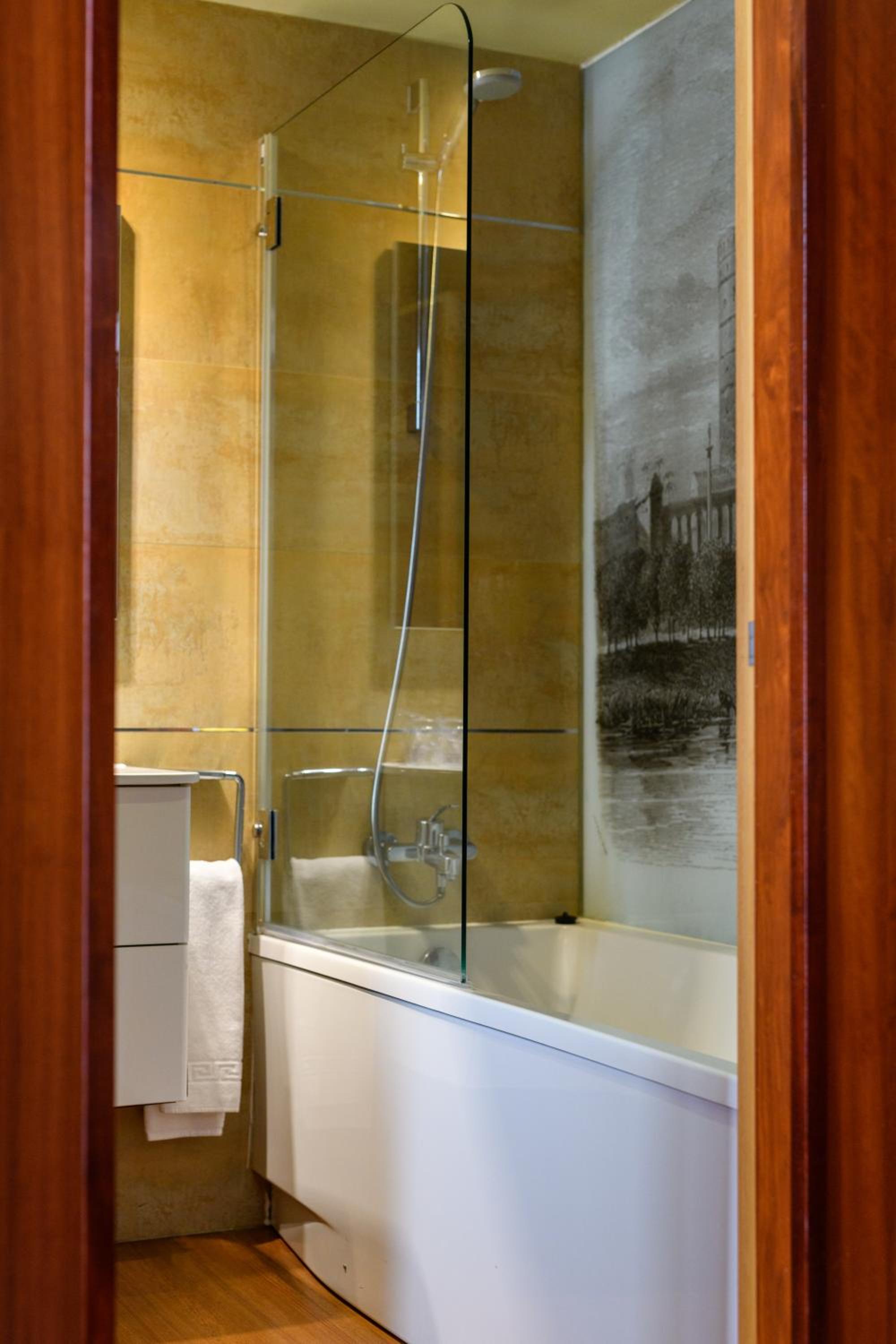 Superior Room with Spa Bath - Photo 17