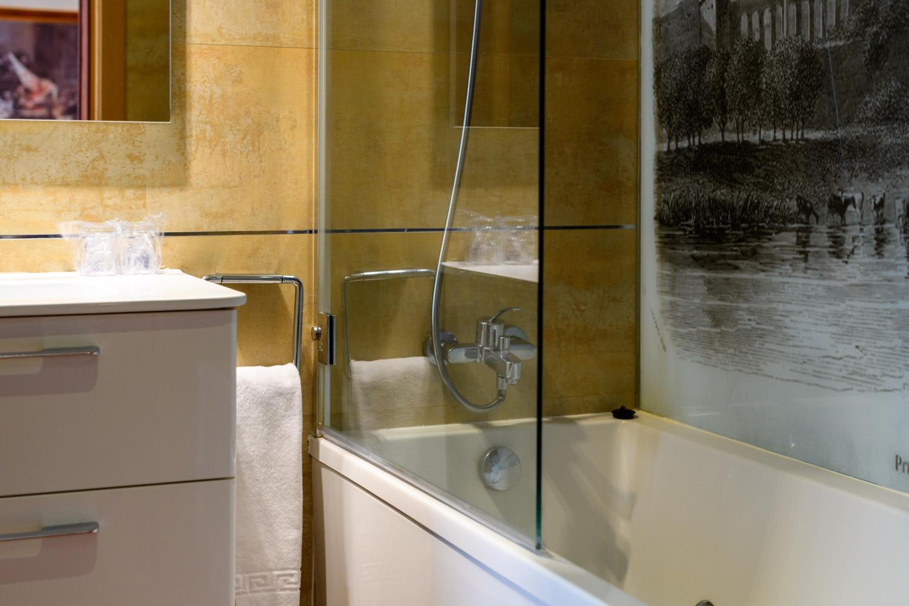 Superior Room with Spa Bath - Photo 18