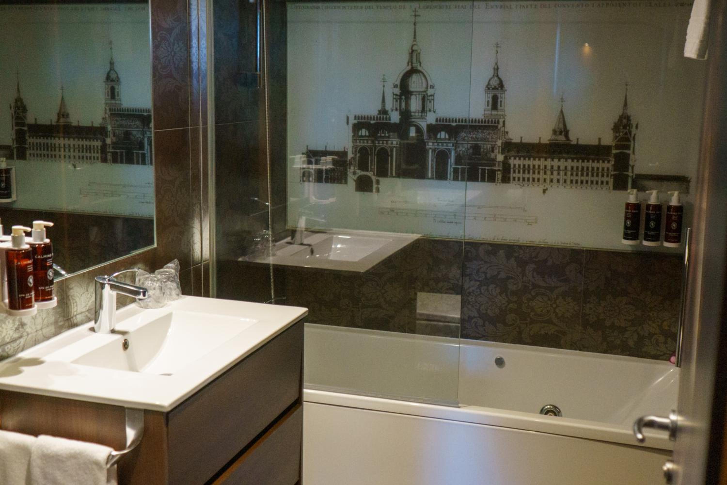 Superior Room with Spa Bath - Photo 29