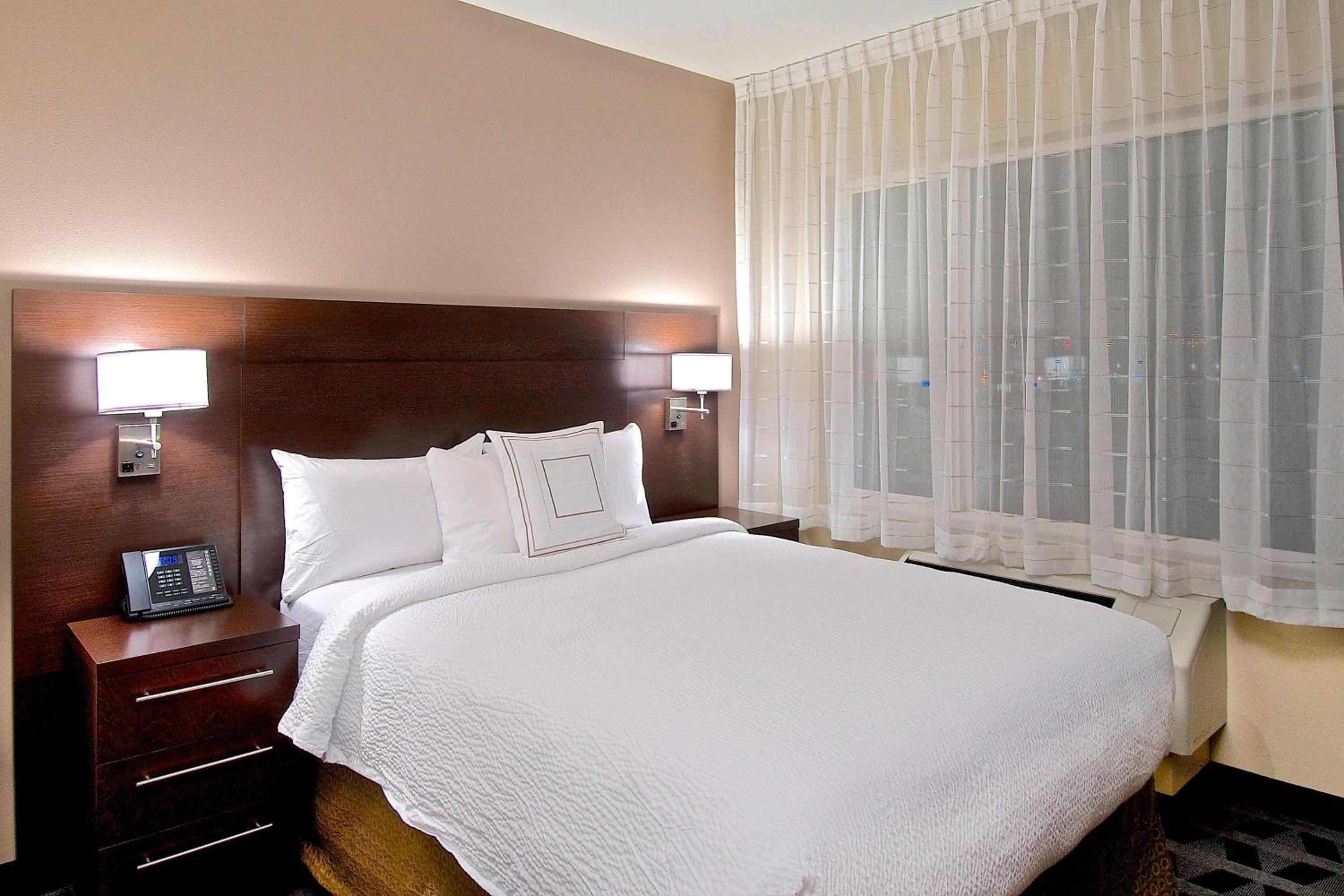 One-Bedroom Queen Suite with Sofa Bed photo 3