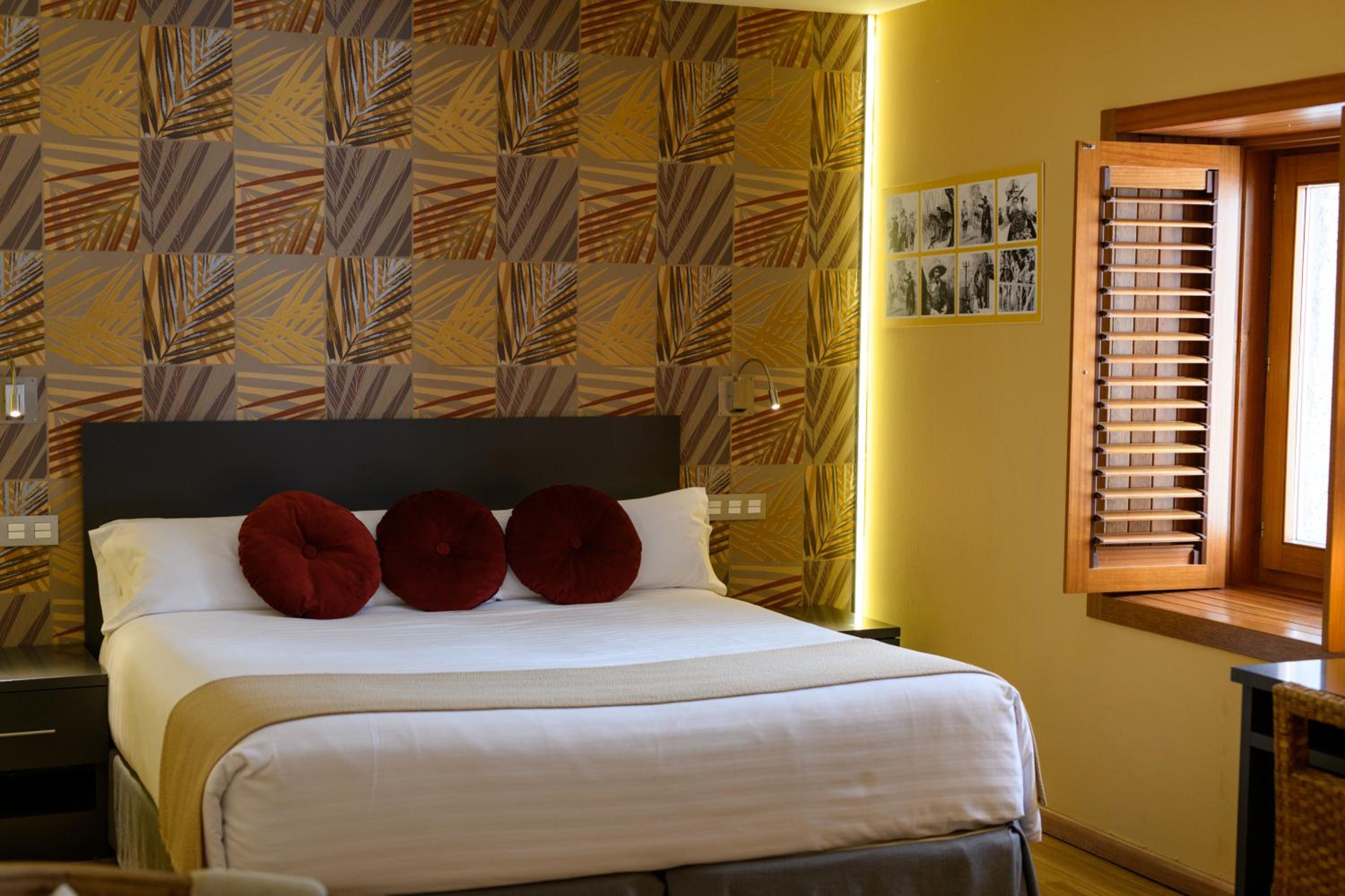 Superior Room with Round Spa Bath - Photo 34