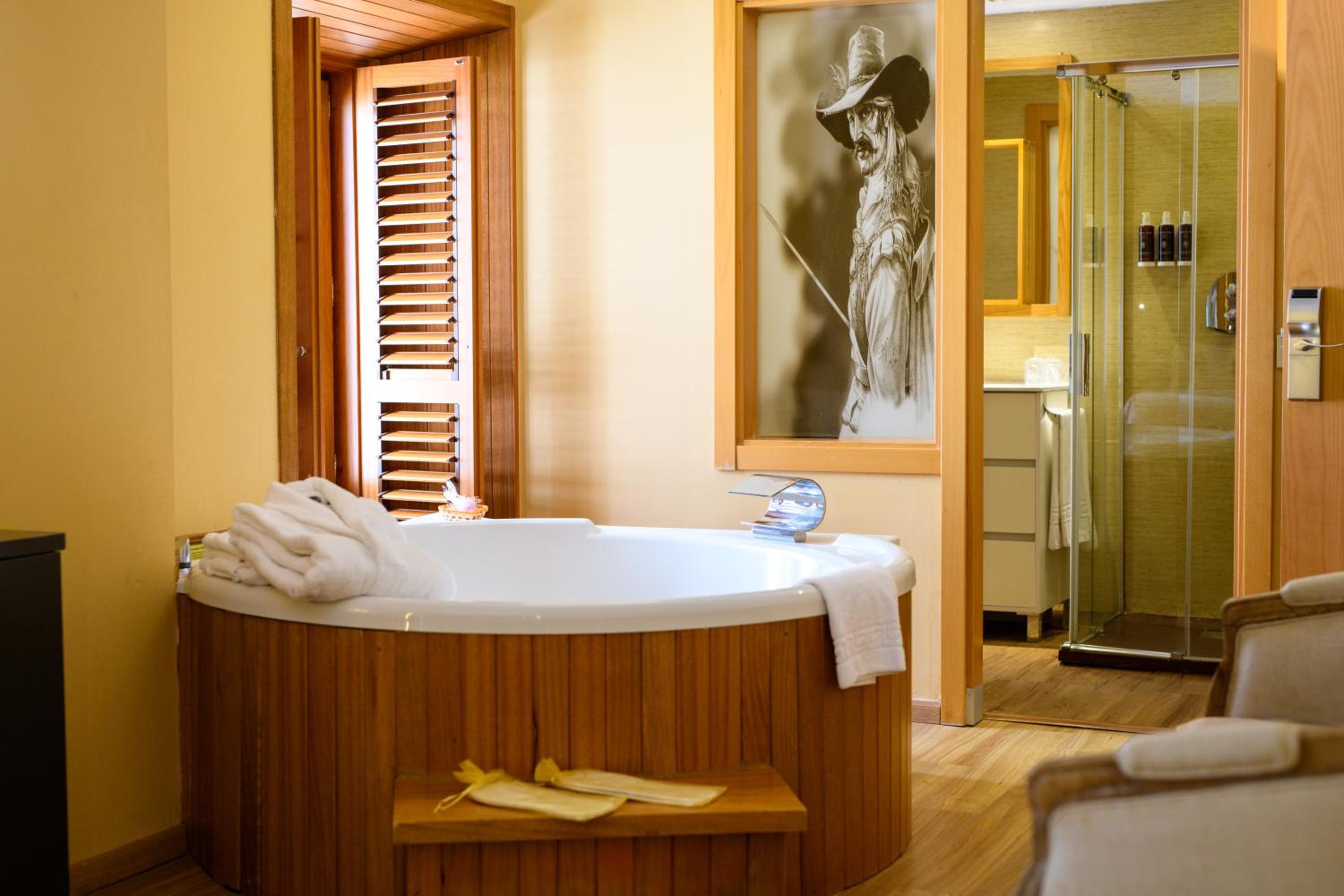 Superior Room with Round Spa Bath - Photo 32
