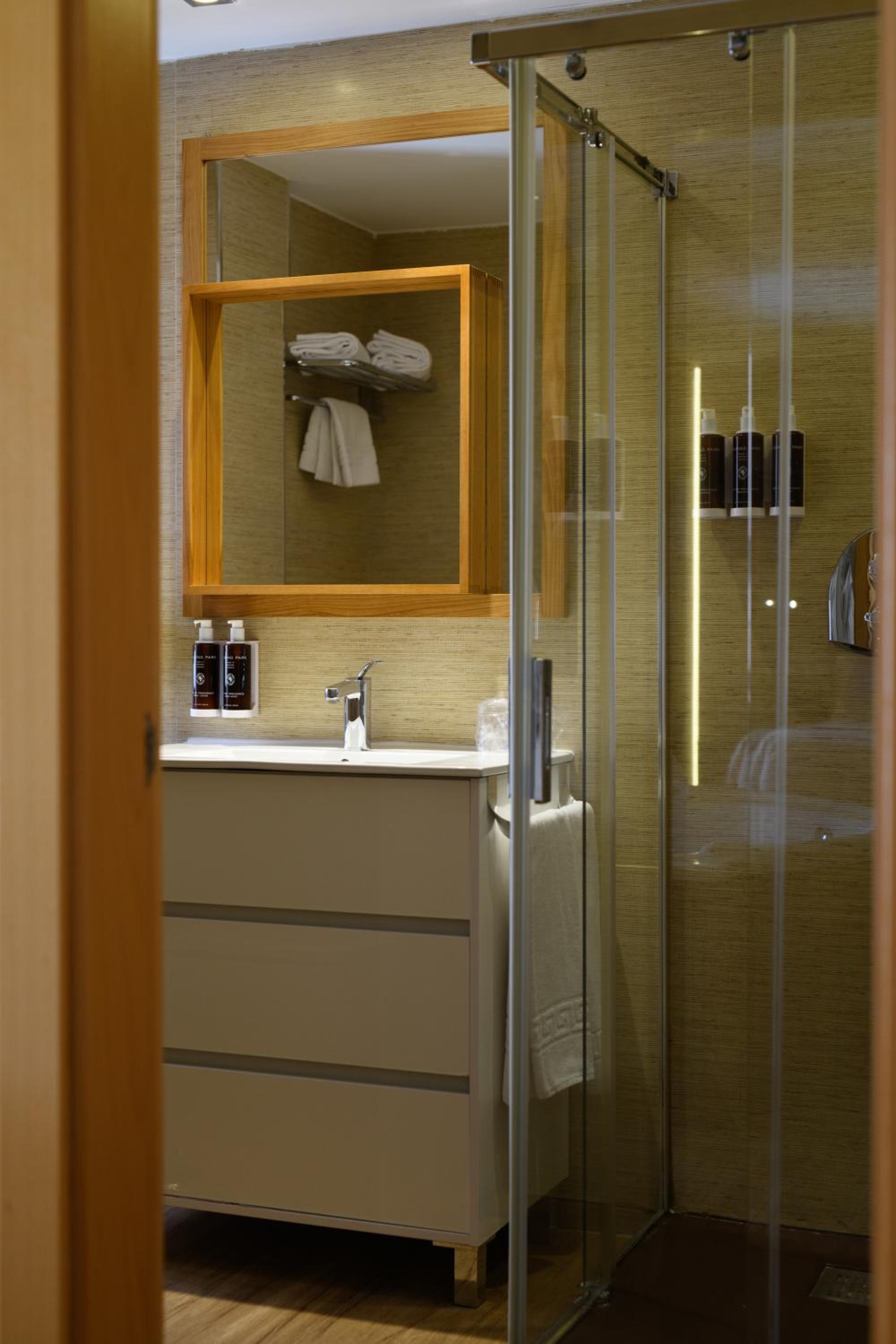 Superior Room with Round Spa Bath - Photo 30