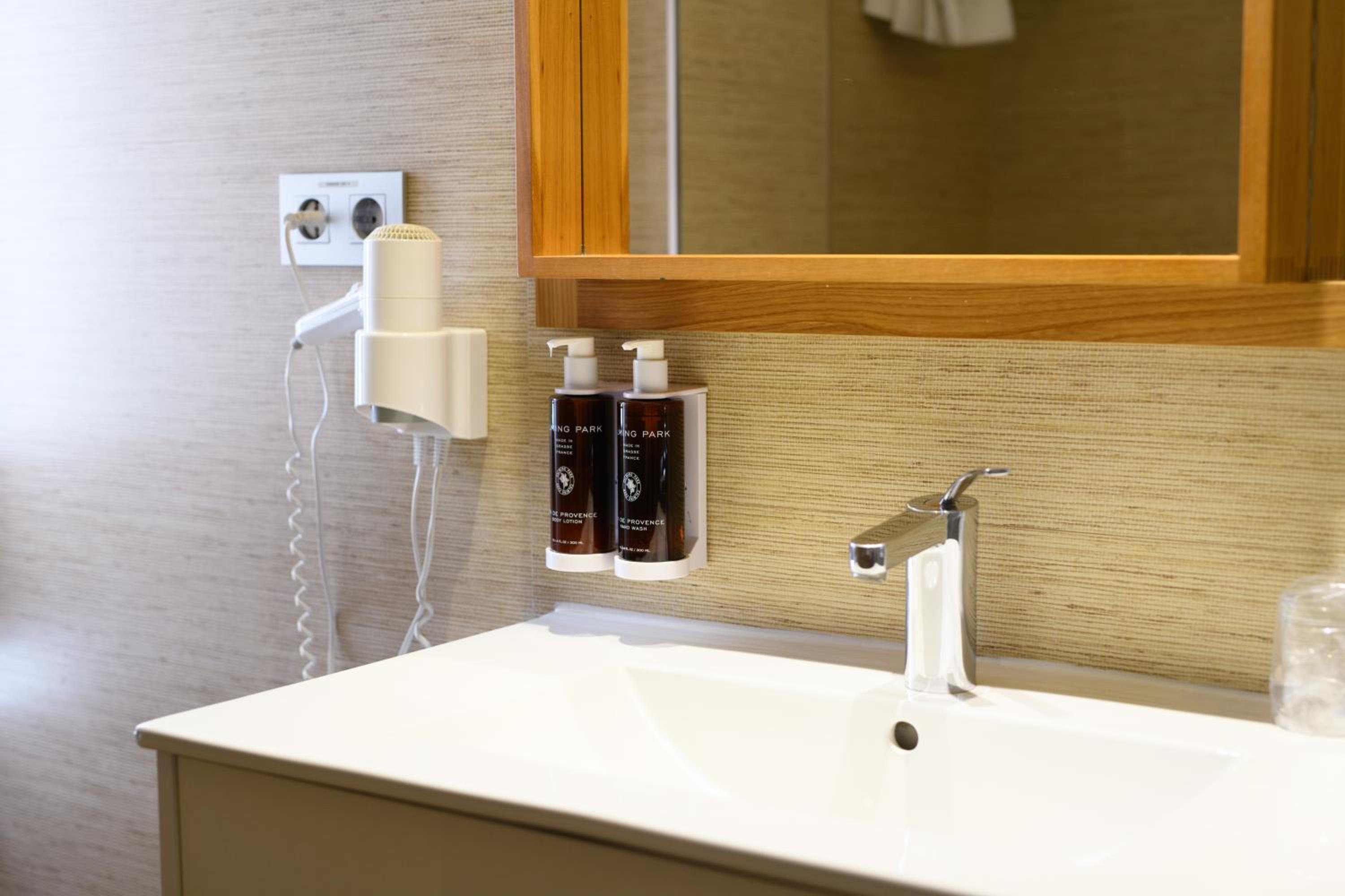 Superior Room with Spa Bath - Photo 34
