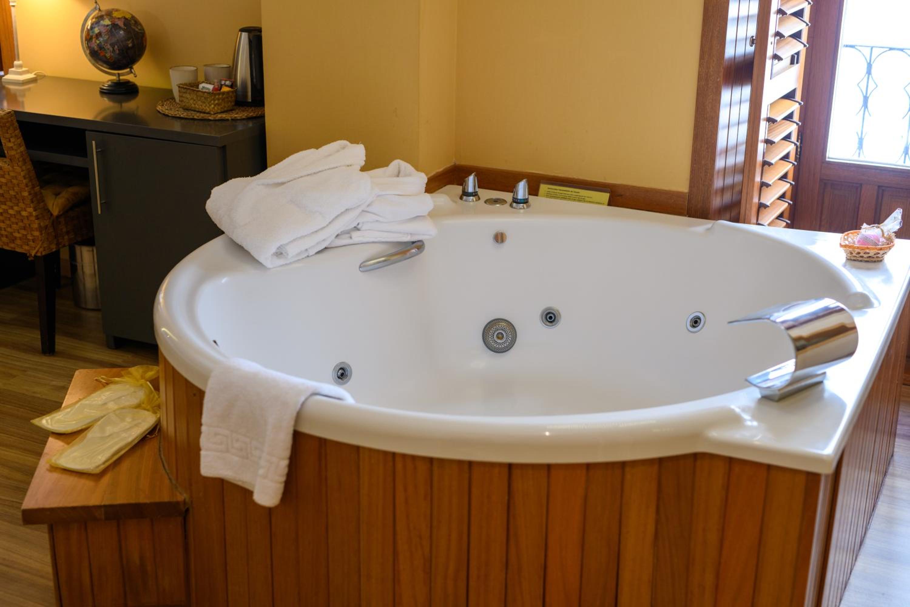 Superior Room with Round Spa Bath - Photo 31