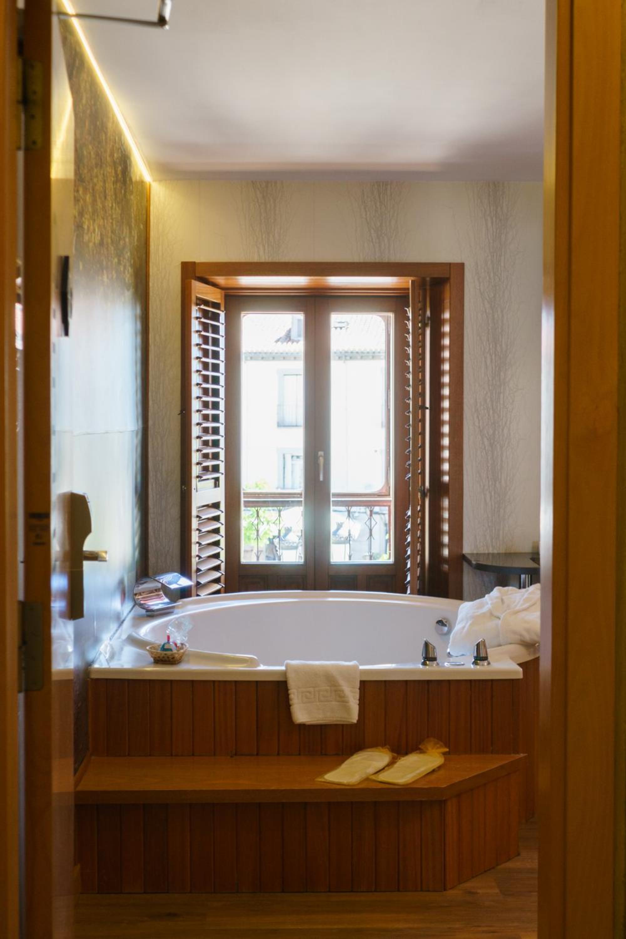 Superior Room with Round Spa Bath - Photo 25