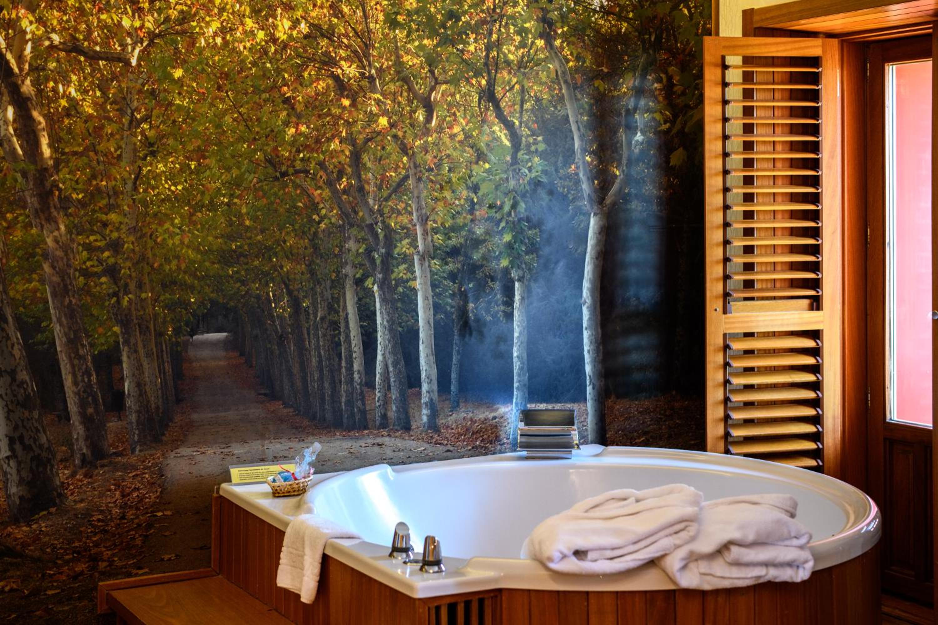 Superior Room with Round Spa Bath - Photo 24