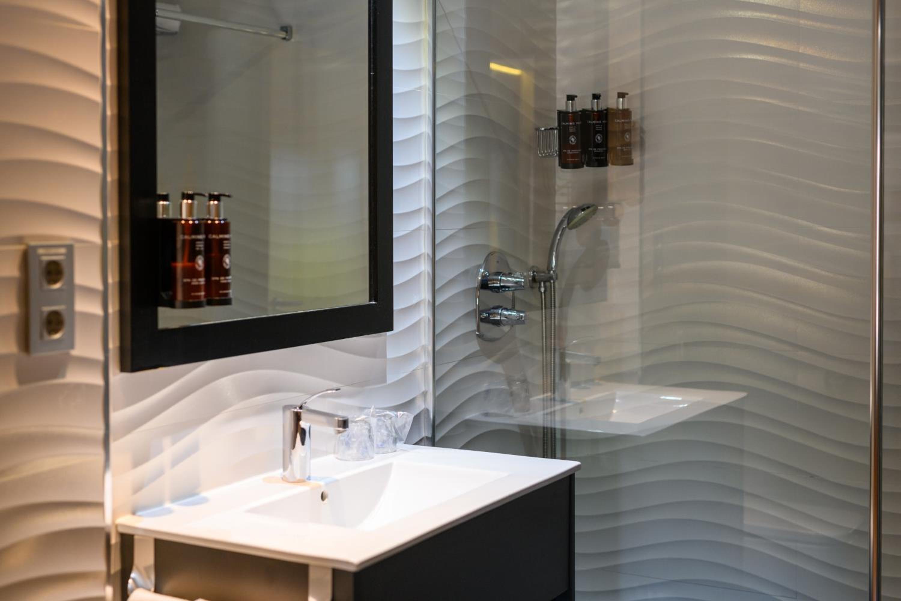 Superior Room with Round Spa Bath - Photo 17