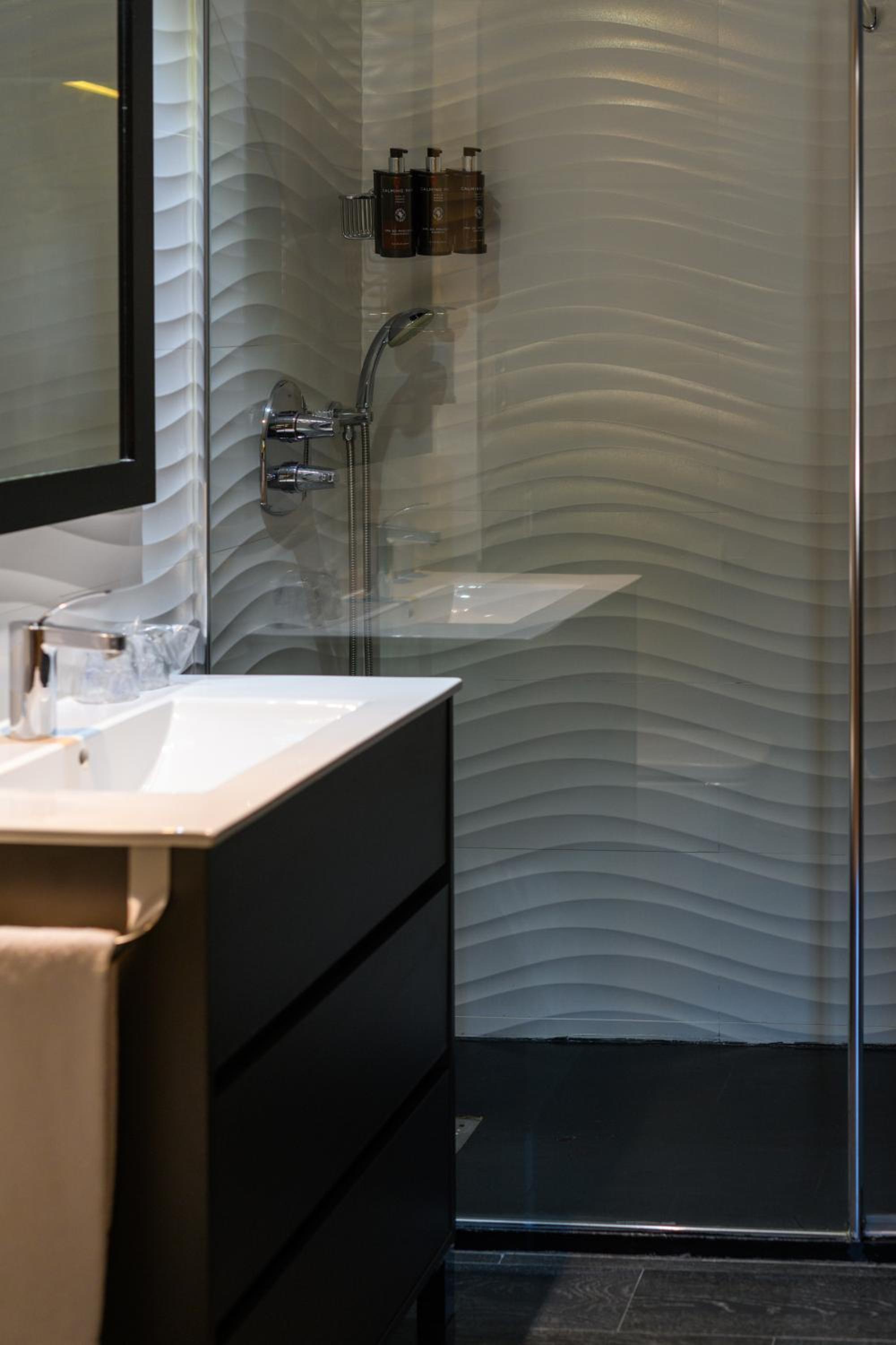 Superior Room with Round Spa Bath - Photo 18