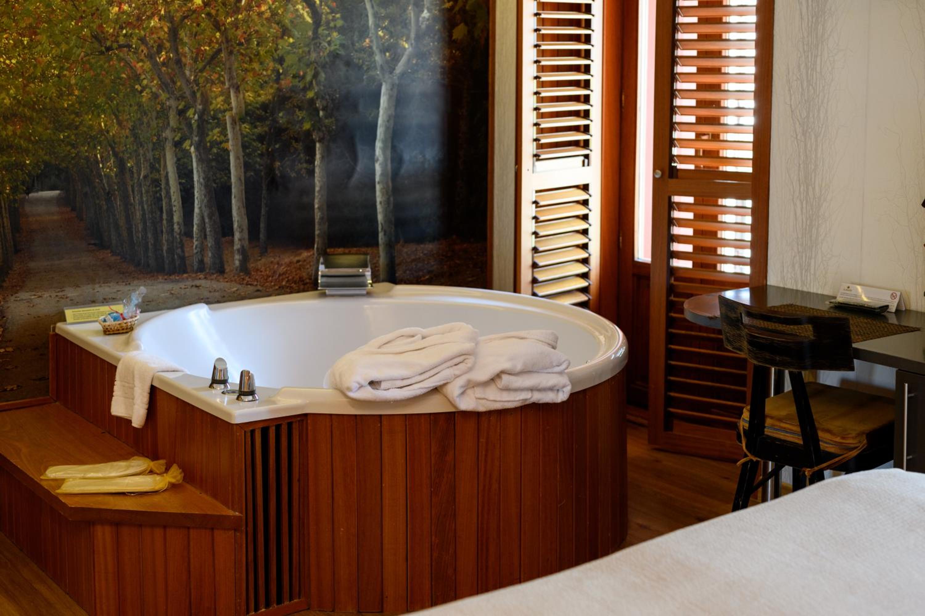 Superior Room with Round Spa Bath - Photo 23