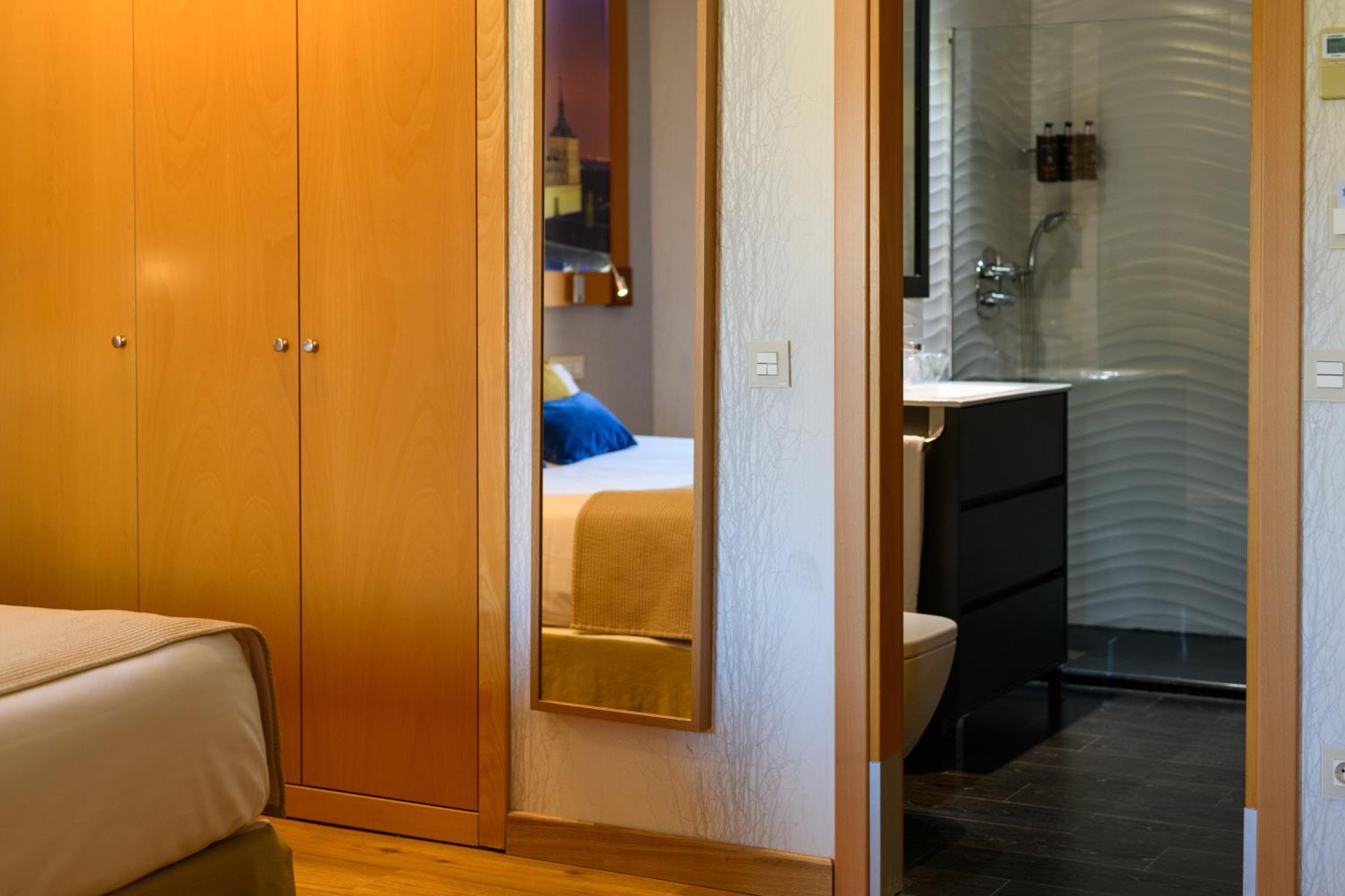 Superior Room with Round Spa Bath - Photo 19