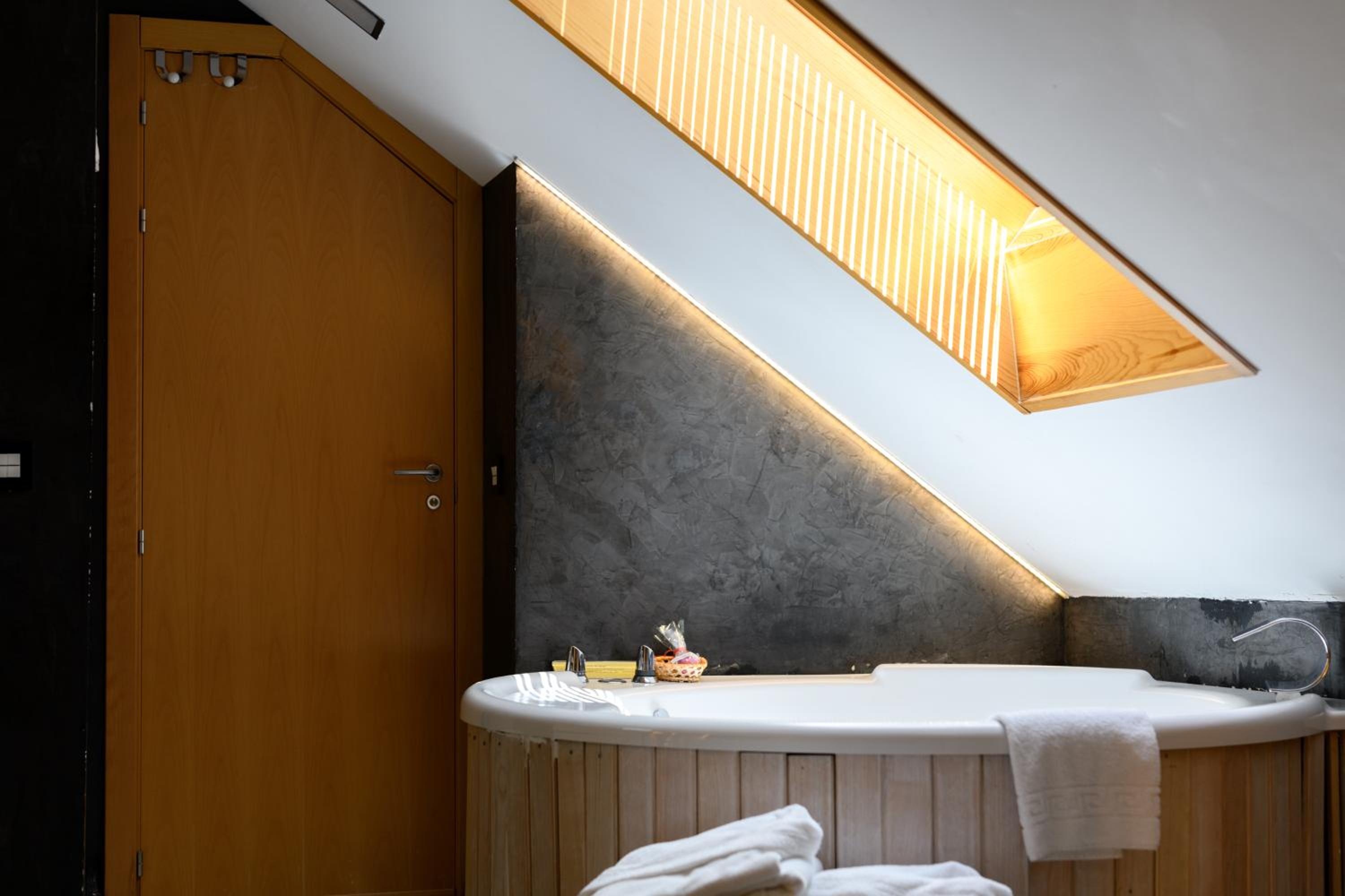Superior Room with Round Spa Bath - Photo 5
