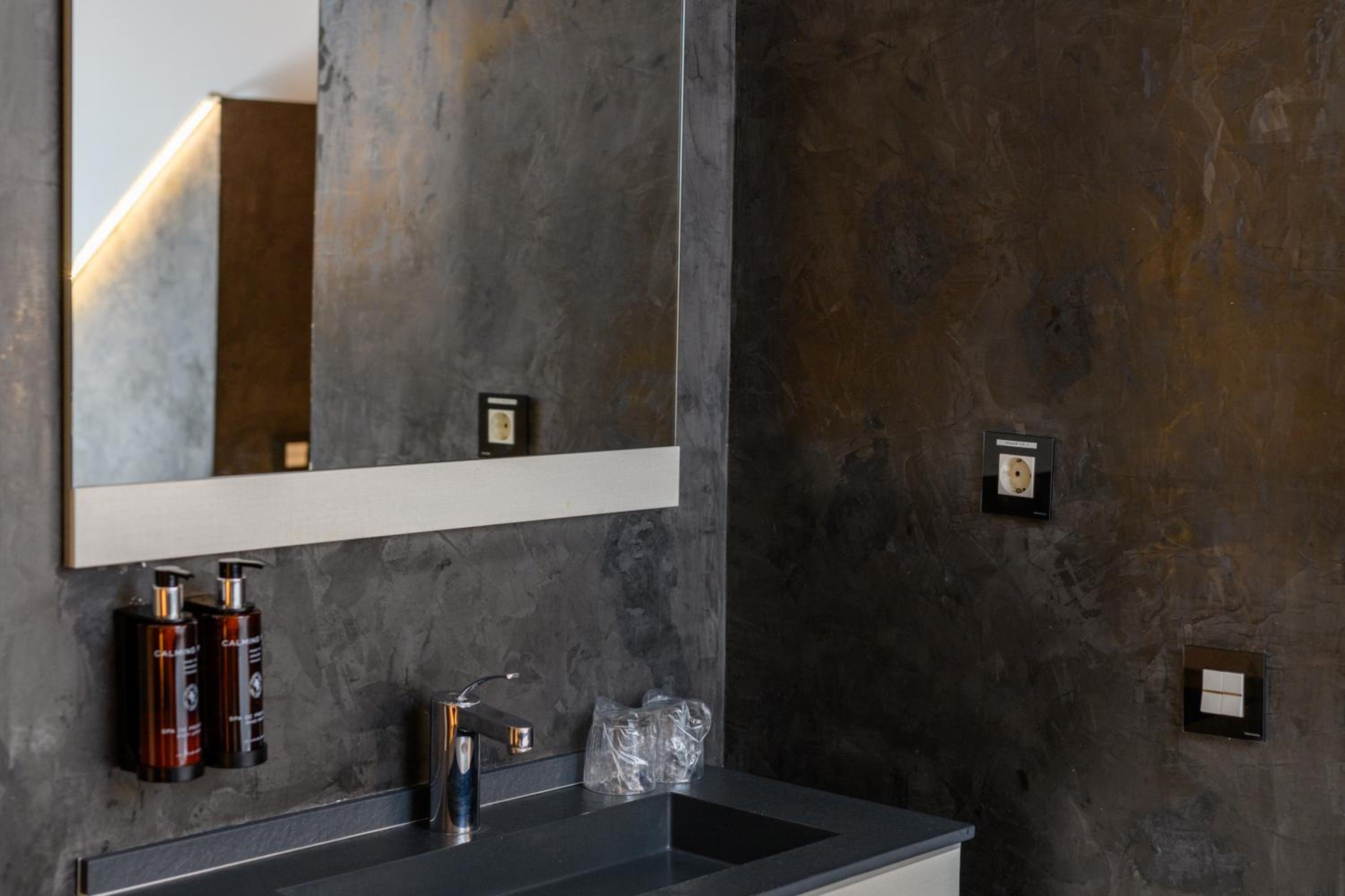 Superior Room with Round Spa Bath - Photo 7