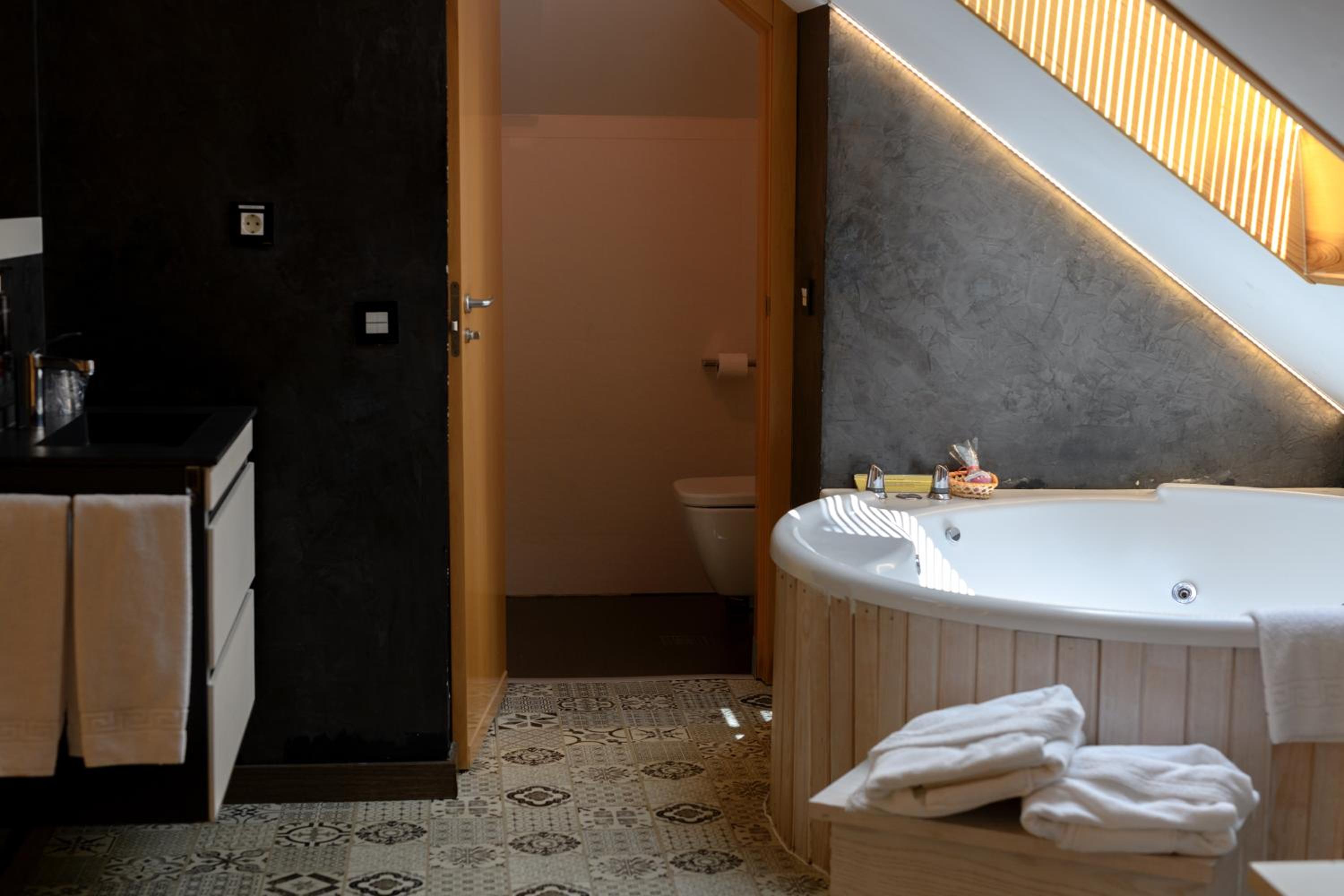 Superior Room with Round Spa Bath - Photo 8