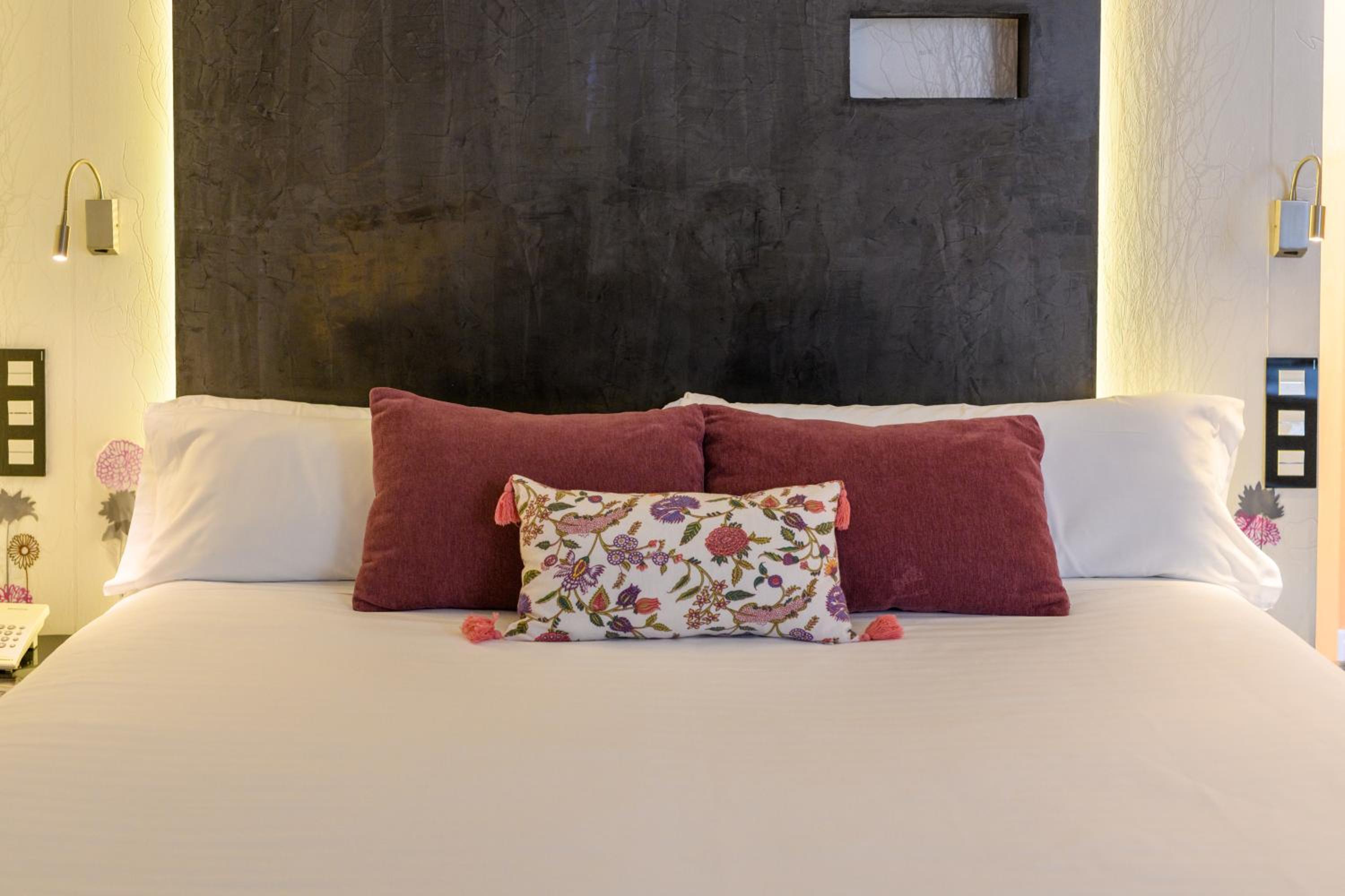 Superior Room with Round Spa Bath - Photo 15
