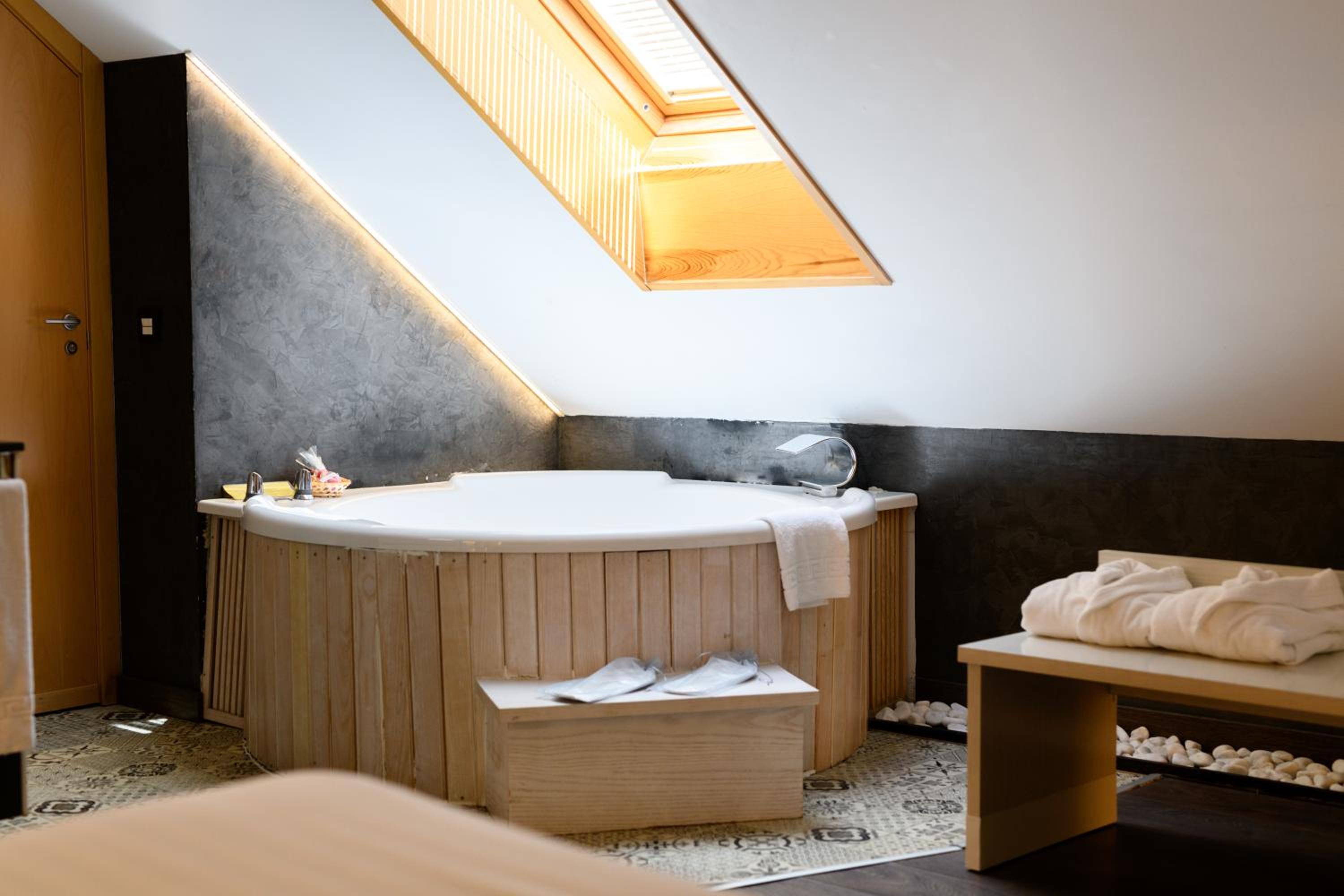 Superior Room with Round Spa Bath - Photo 9