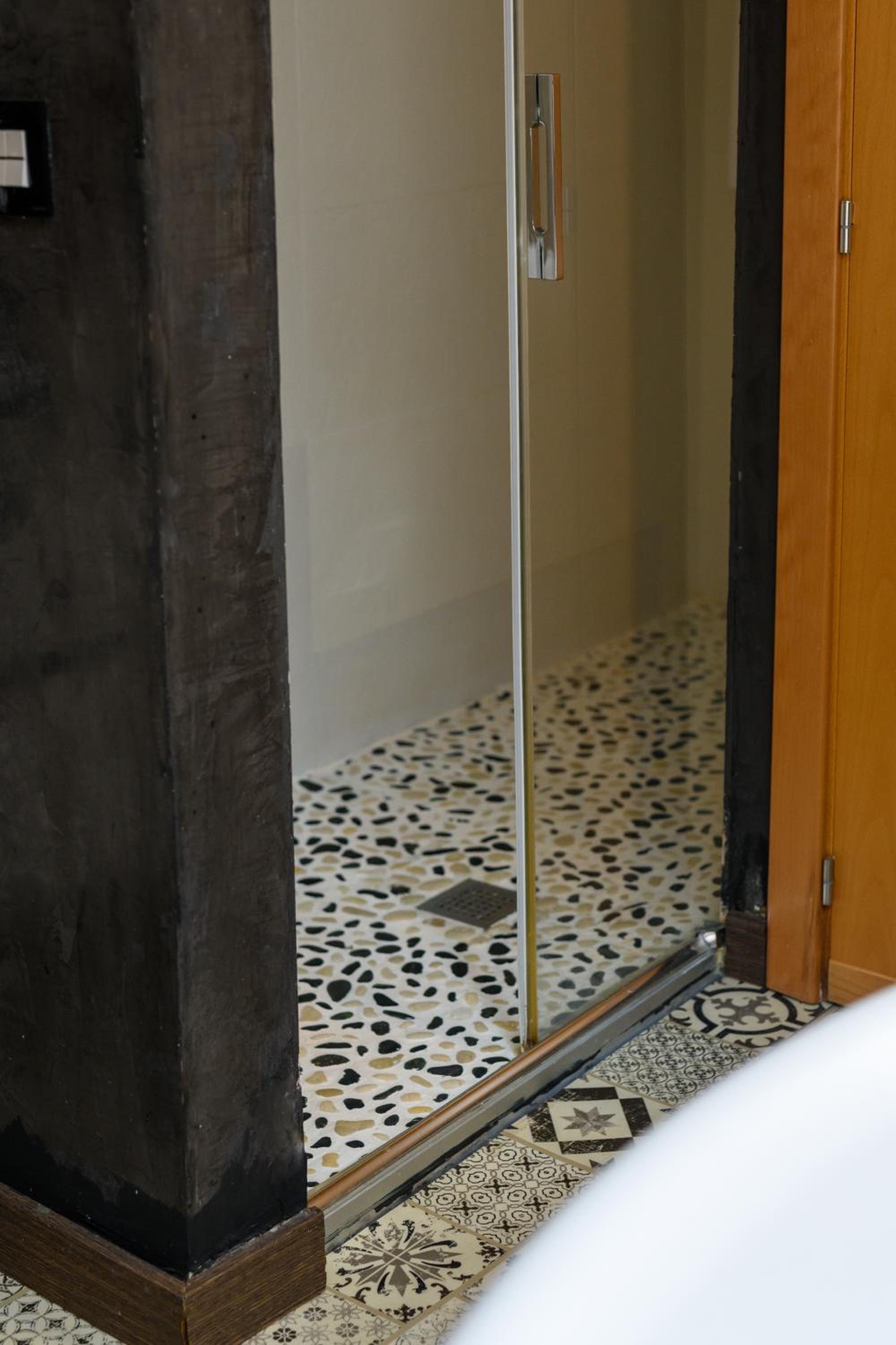 Superior Room with Round Spa Bath - Photo 6