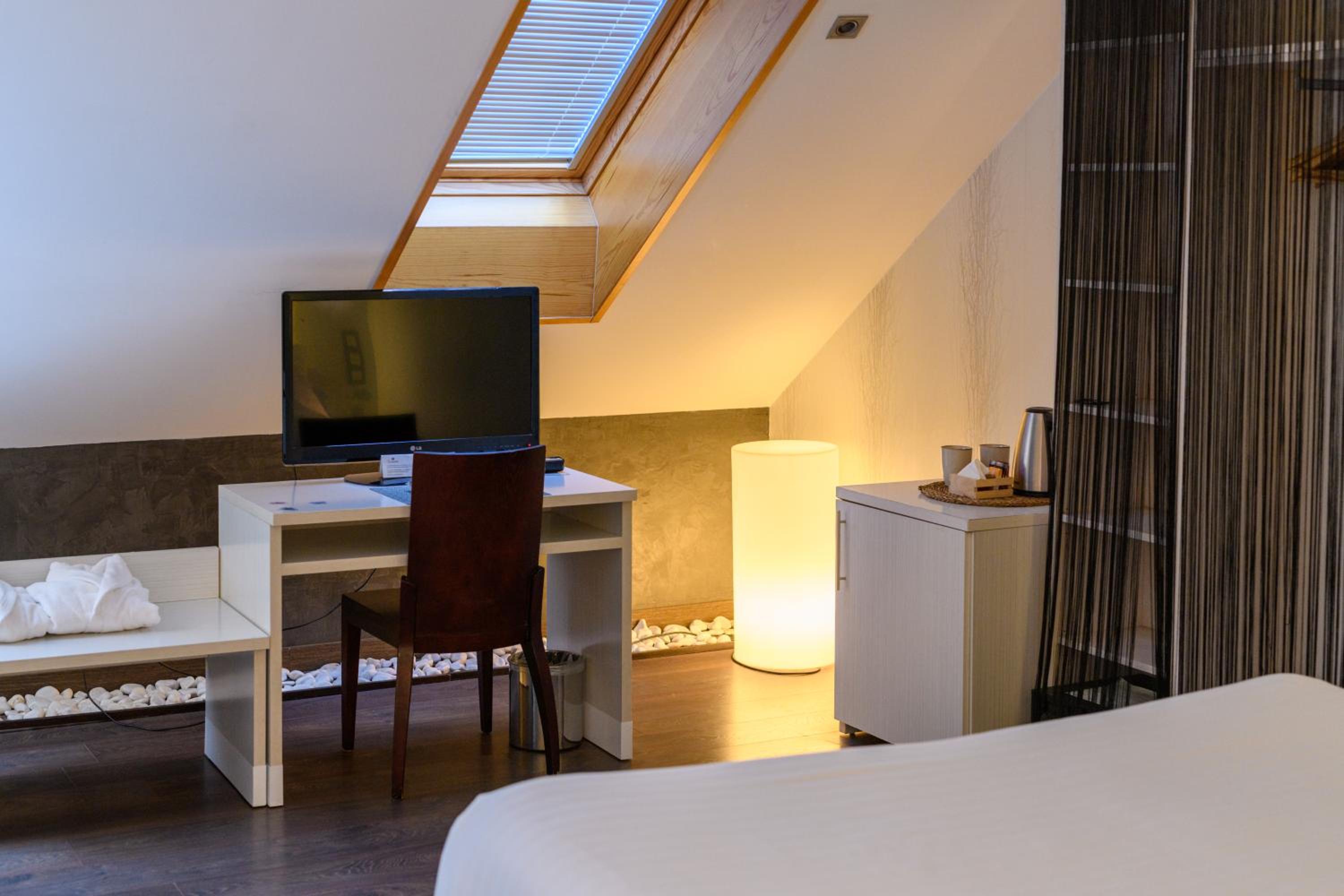 Superior Room with Round Spa Bath - Photo 10