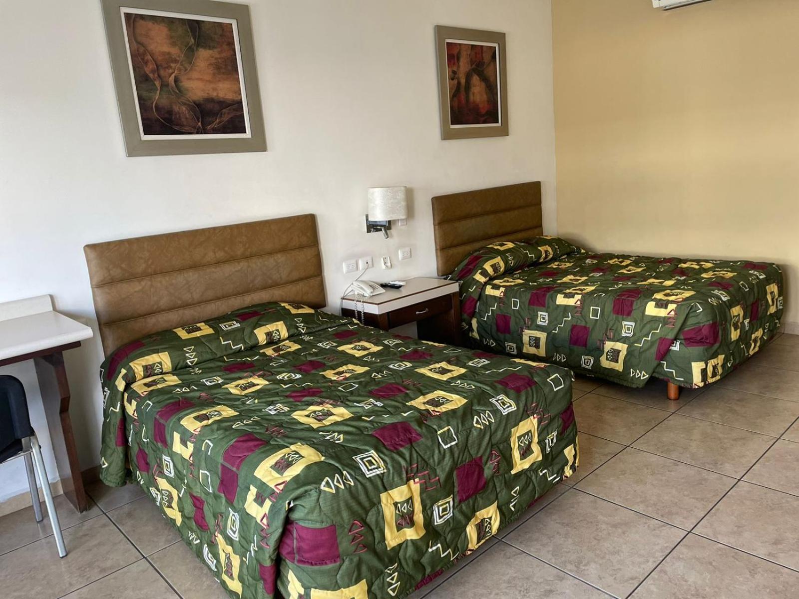Queen Room with Two Queen Beds photo 3