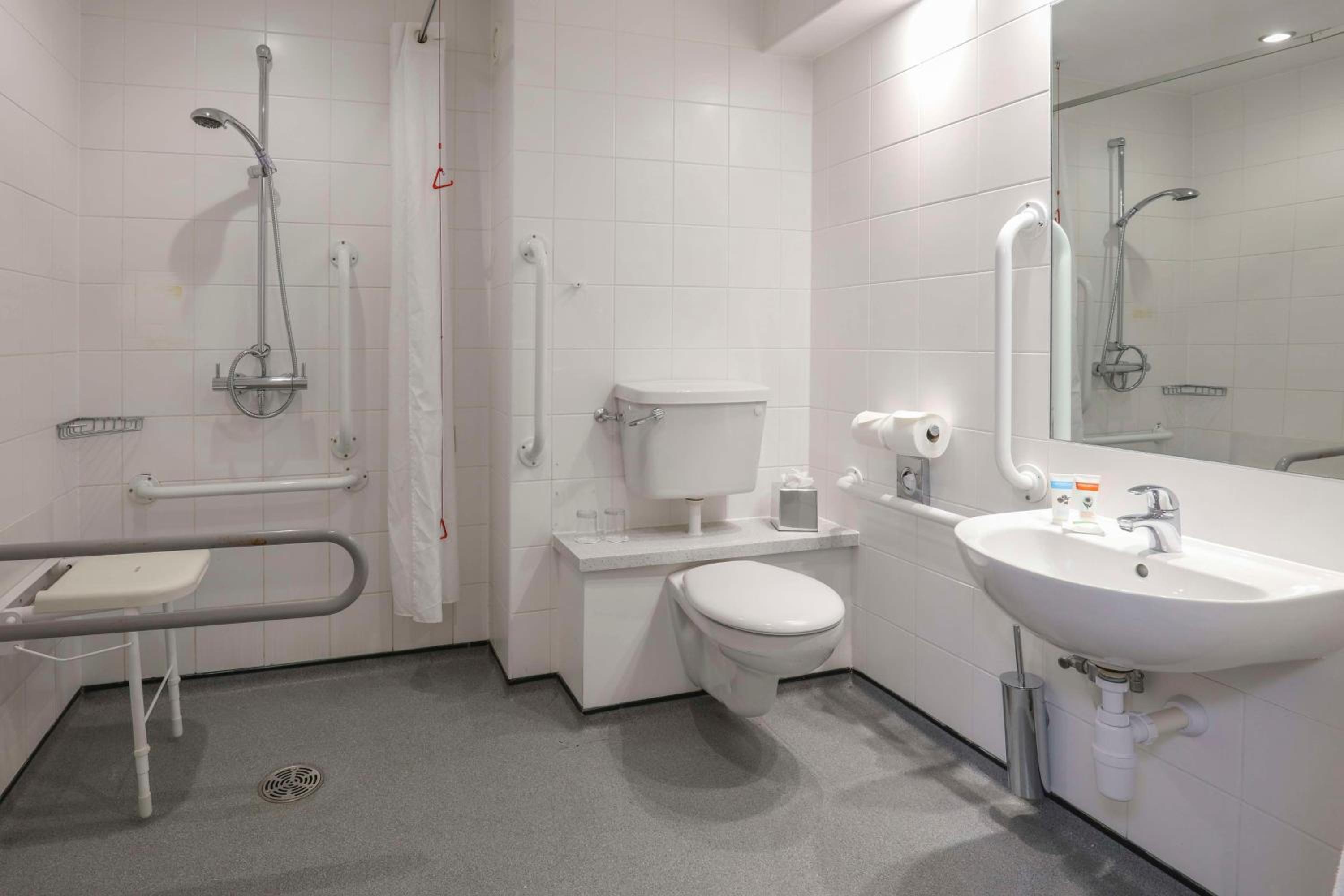 Twin Room - Non-Smoking photo 2
