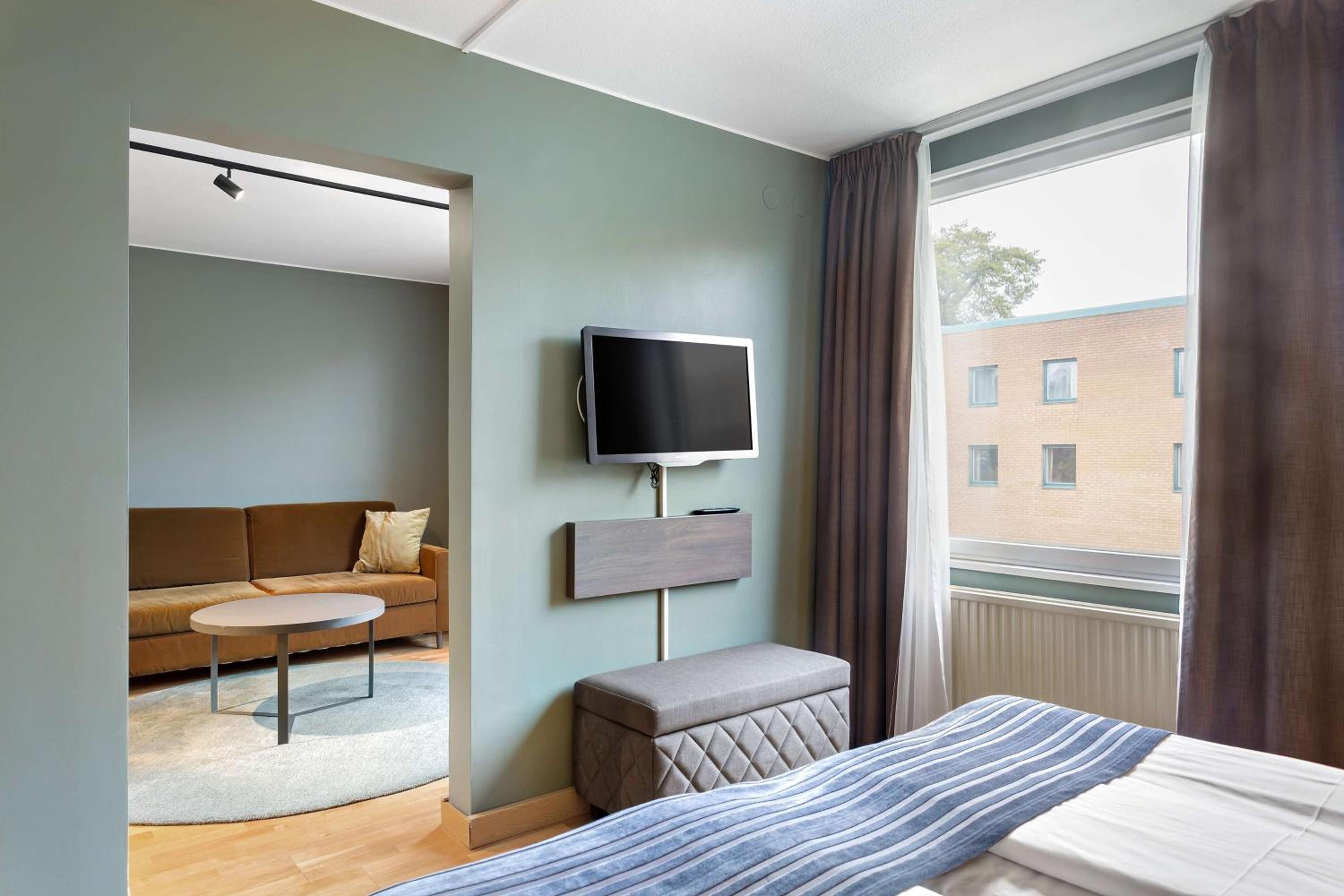 King Suite with Sofa Bed - Non-Smoking photo 3