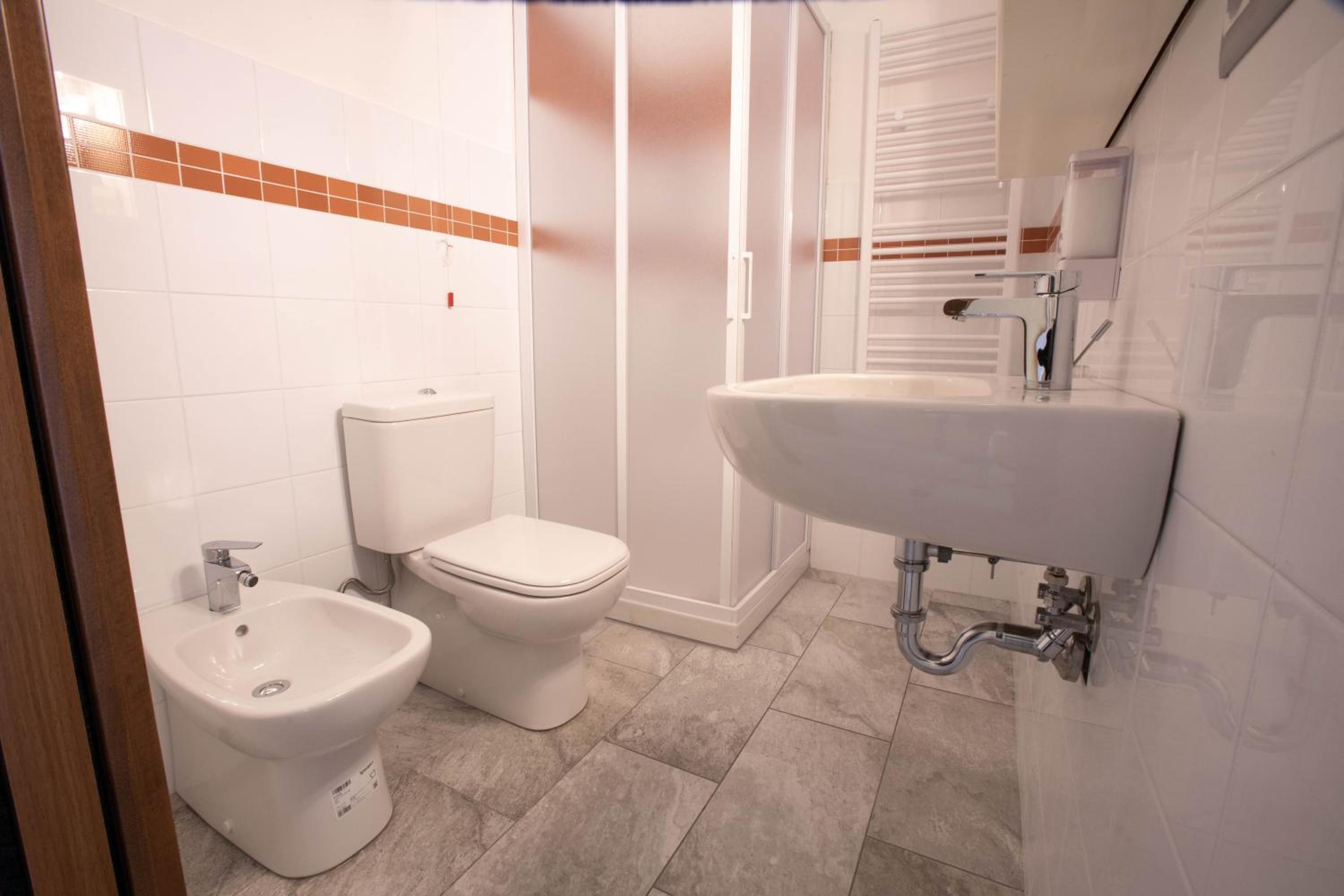 Double Room with Private Bathroom - Photo 47