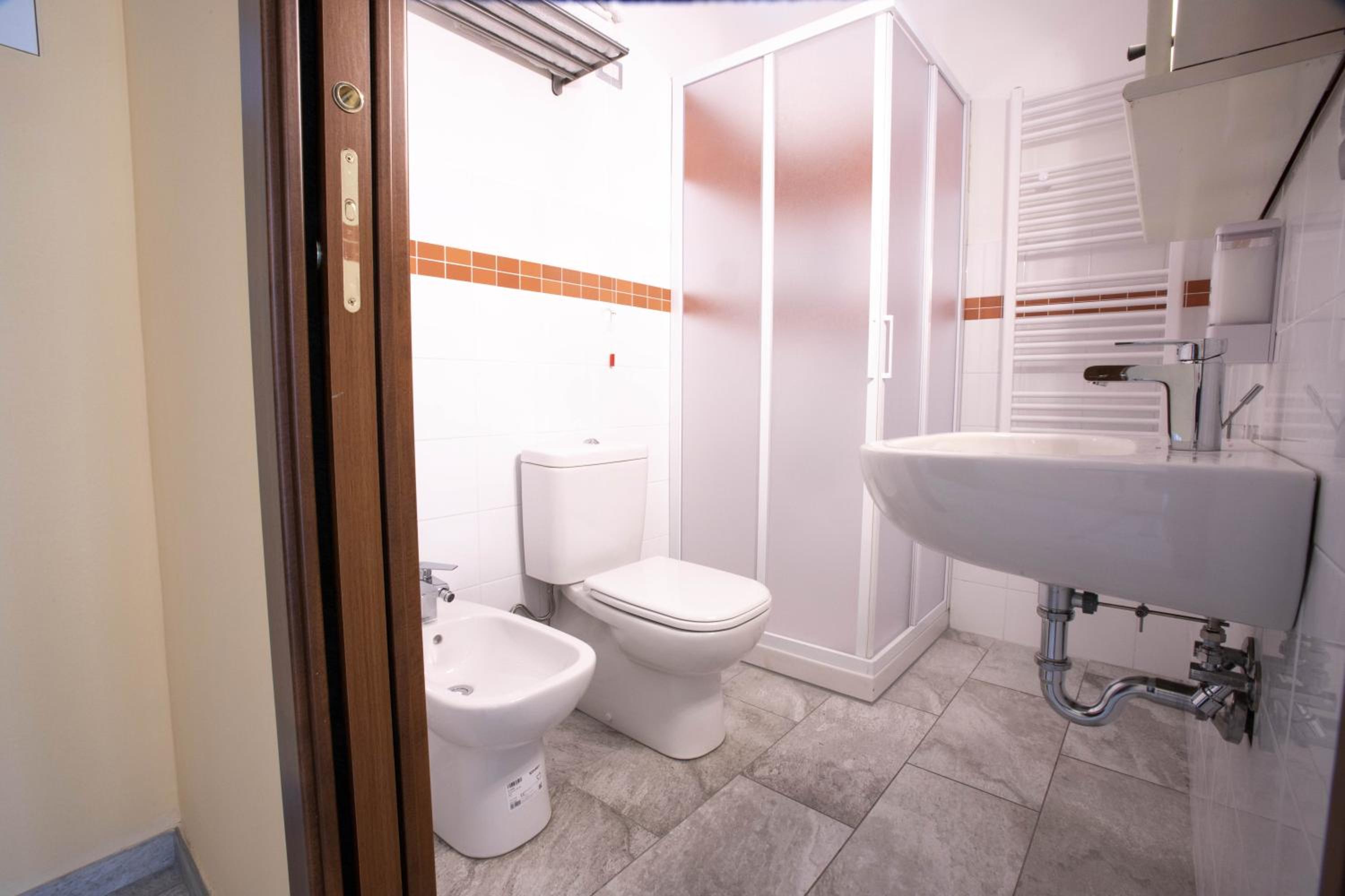 Double Room with Private Bathroom - Photo 46