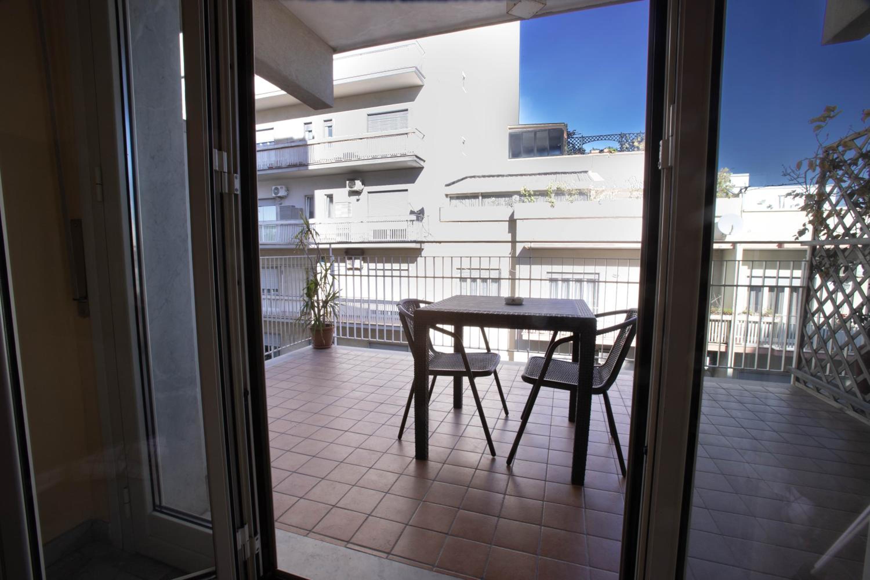 Double Room with Private Bathroom - Photo 2