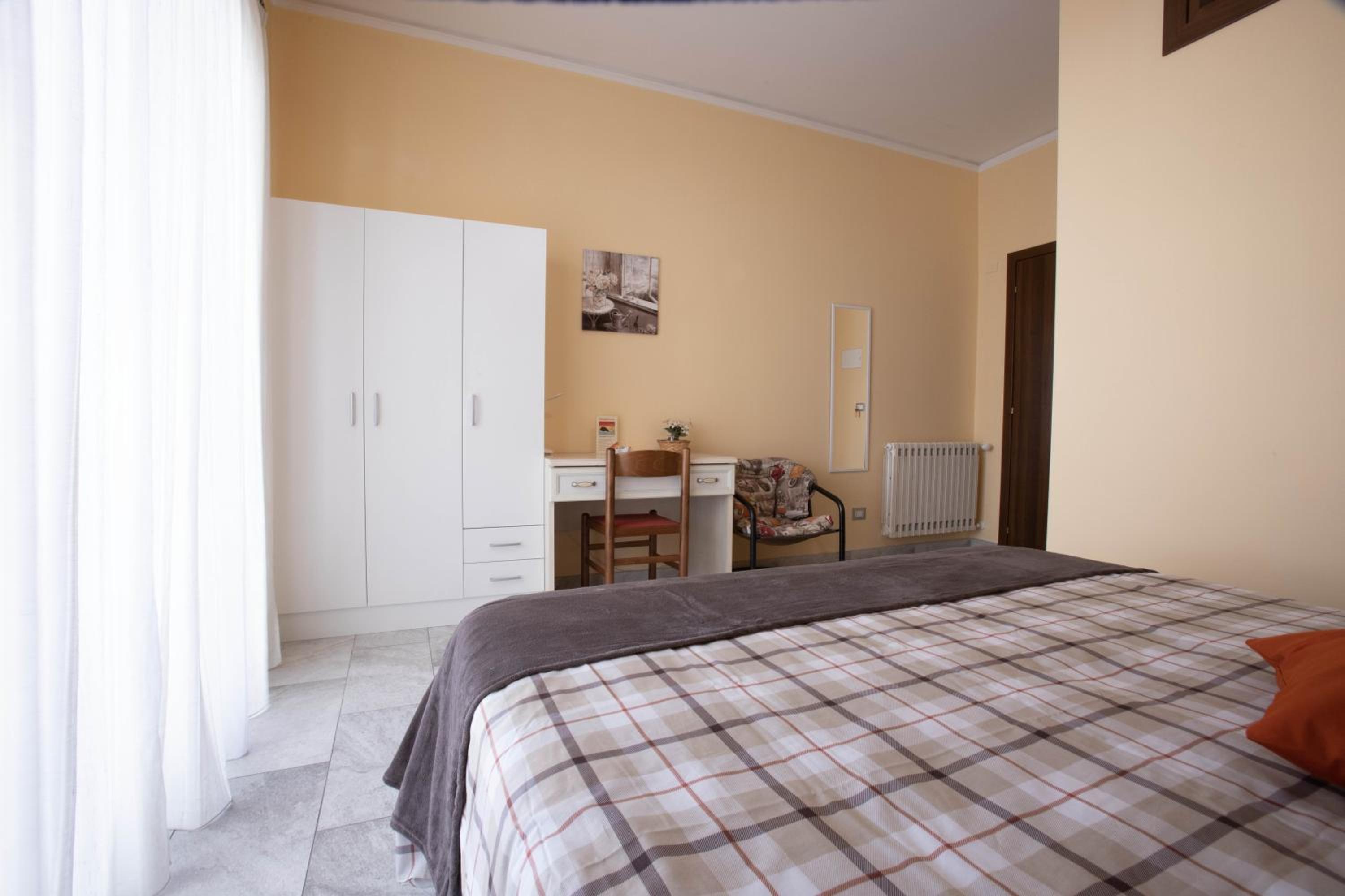 Double Room with Private Bathroom - Photo 44