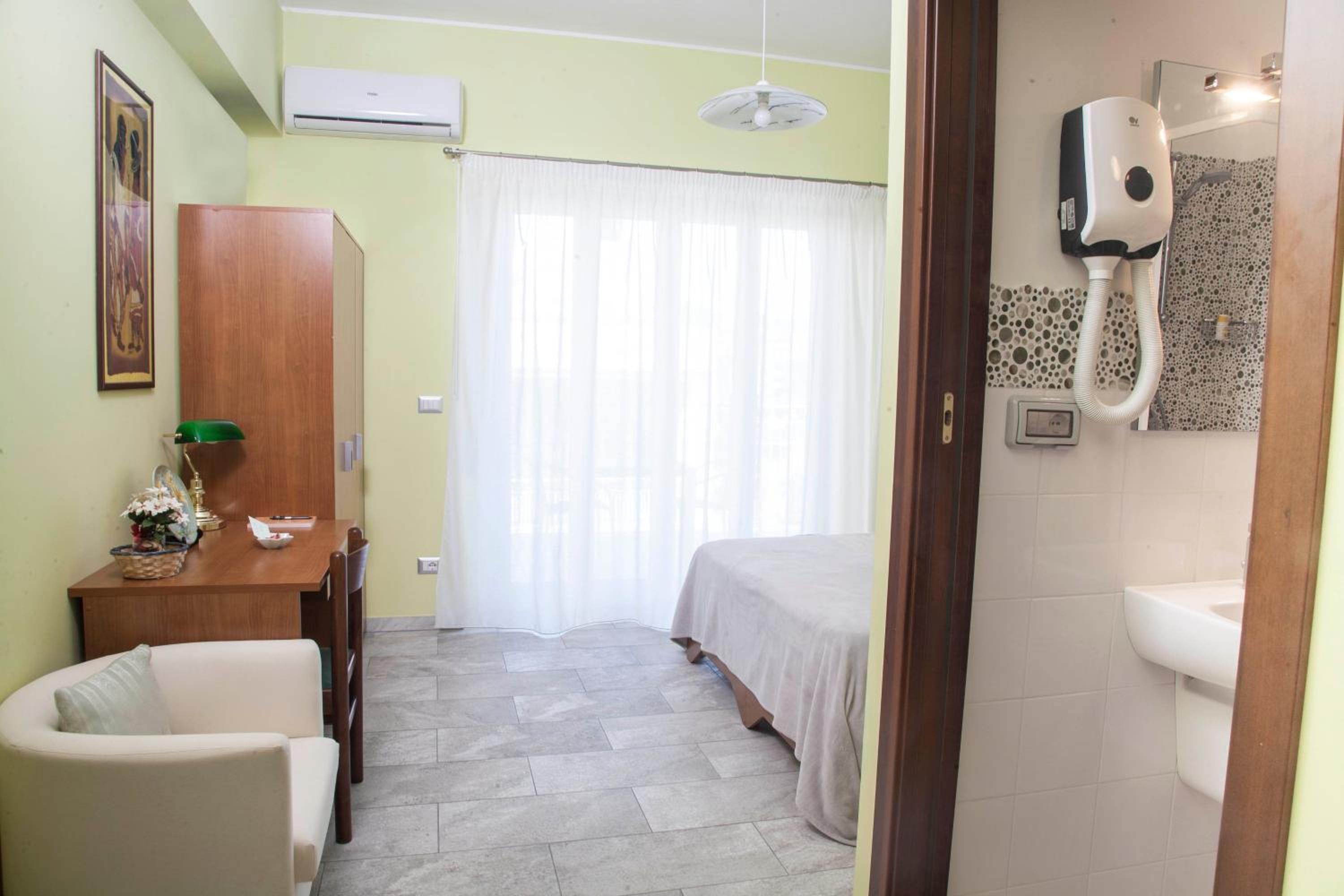 Double Room with Private Bathroom - Photo 26