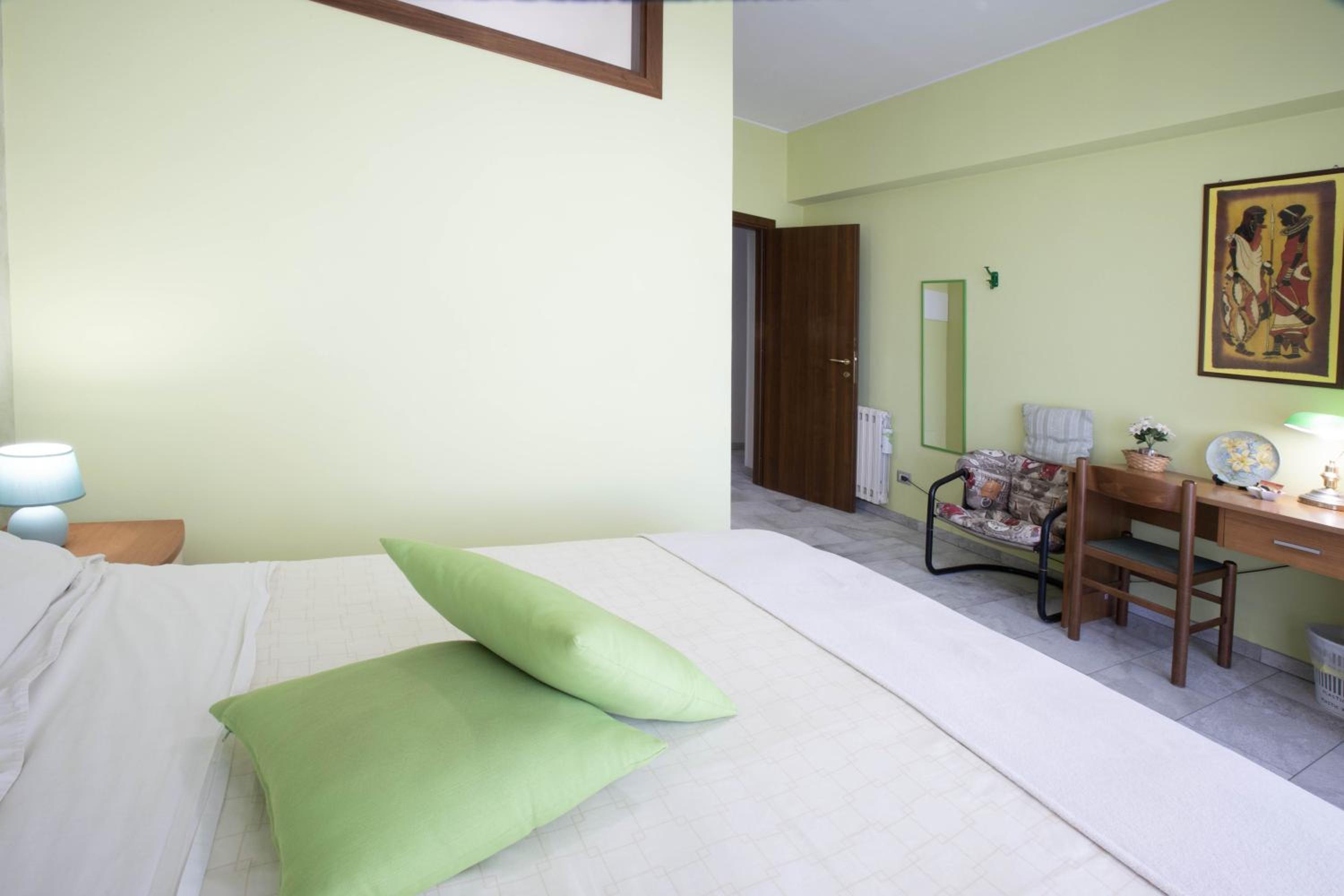 Double Room with Private Bathroom - Photo 23
