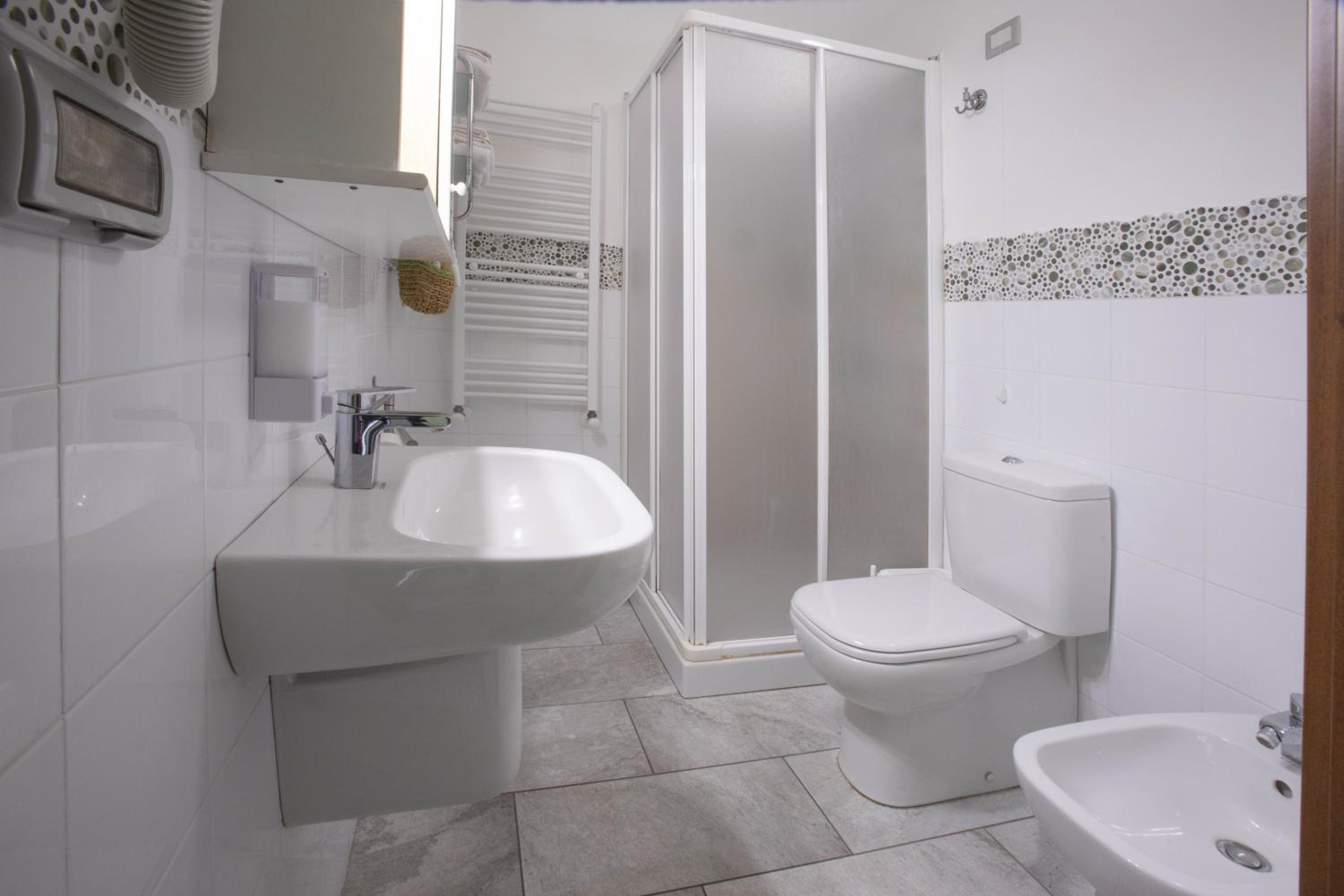 Double Room with Private Bathroom - Photo 31