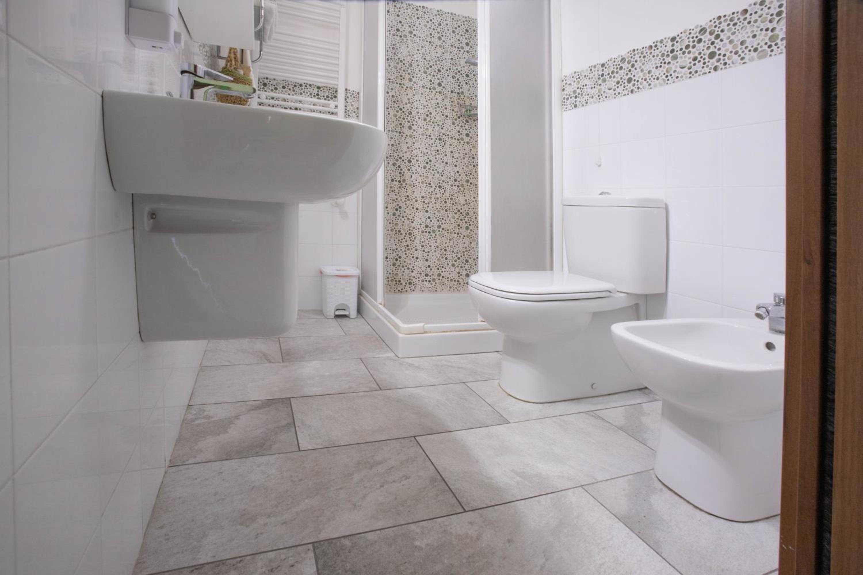 Double Room with Private Bathroom - Photo 30