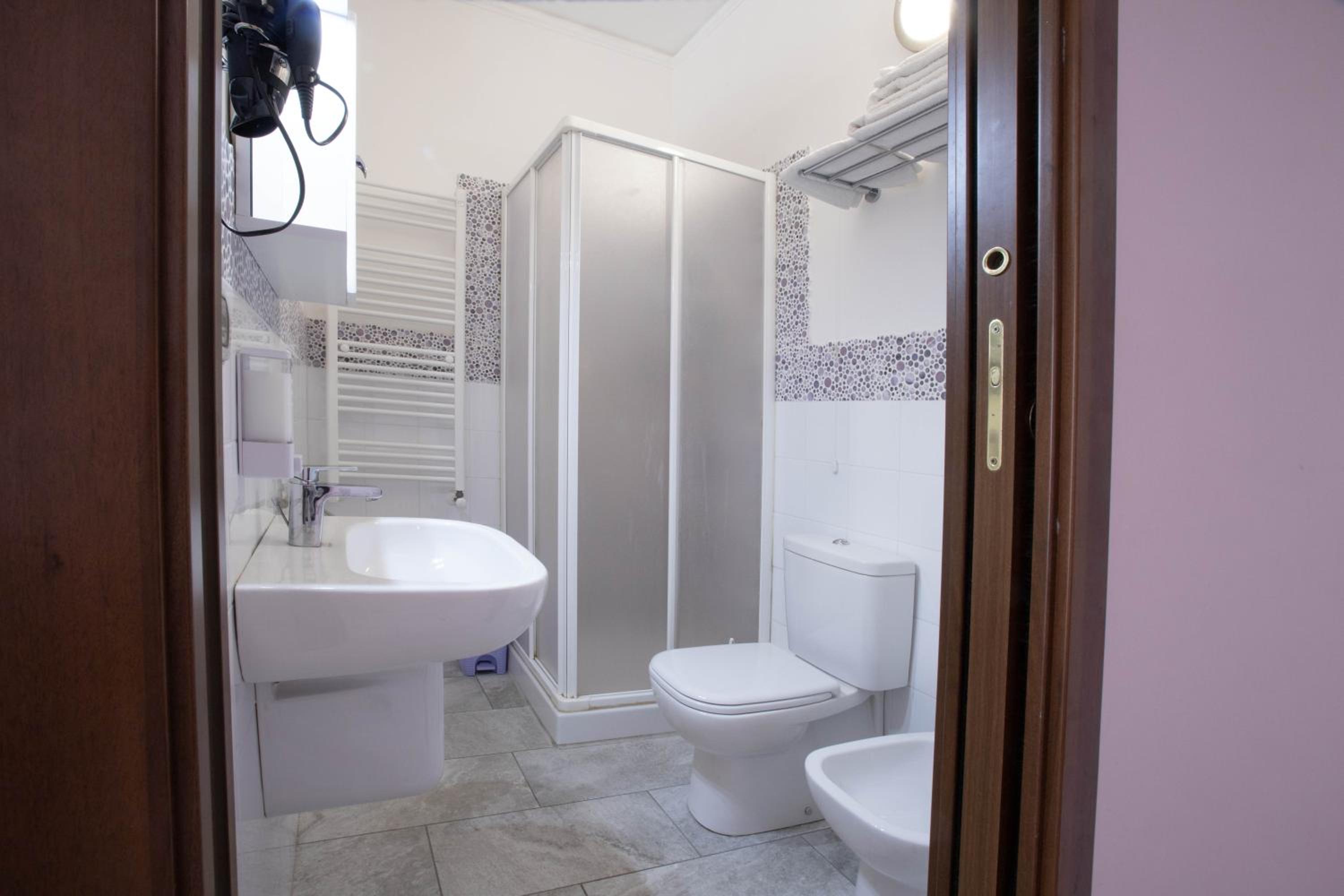 Double Room with Private Bathroom - Photo 22