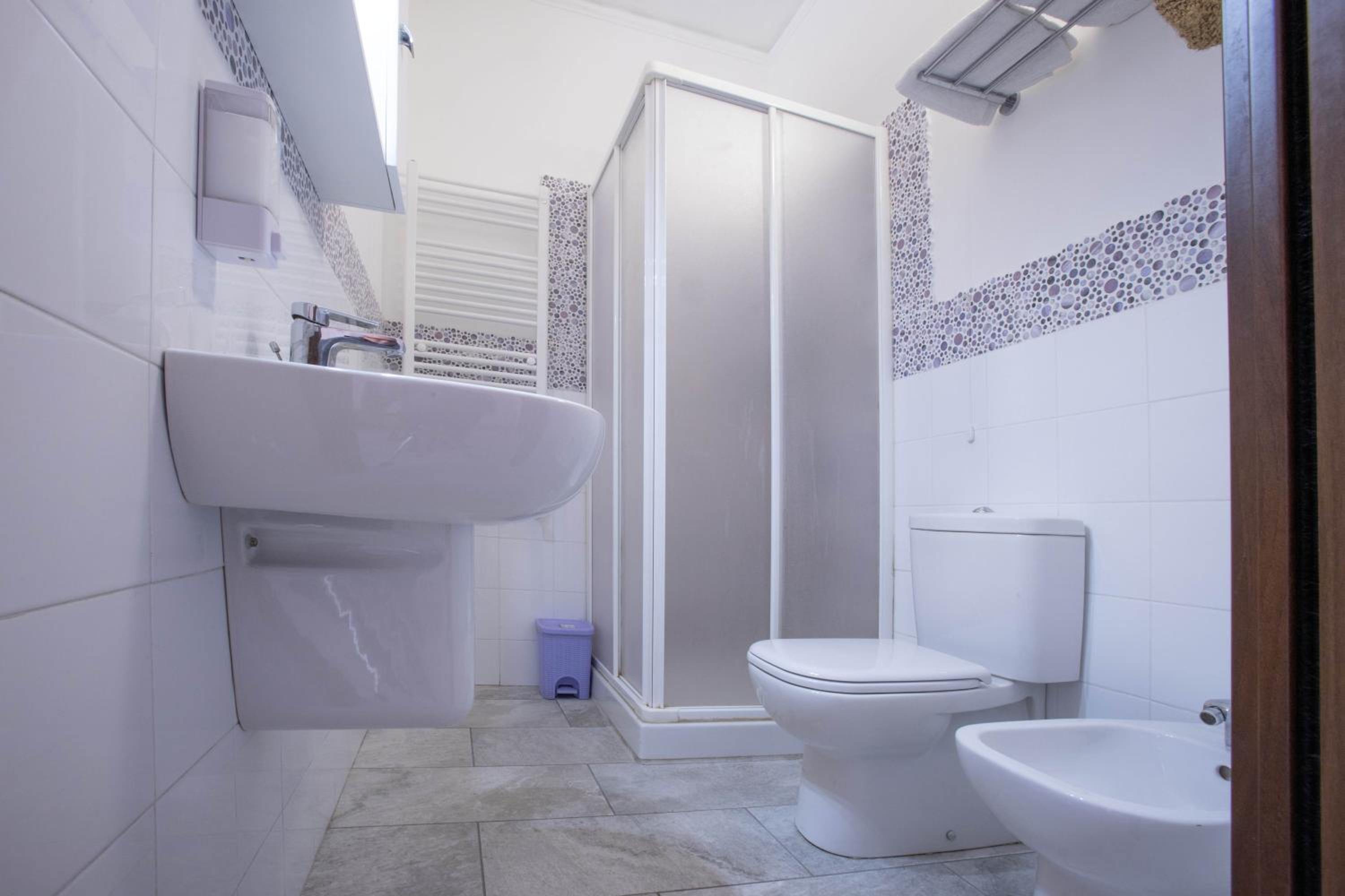 Double Room with Private Bathroom - Photo 21