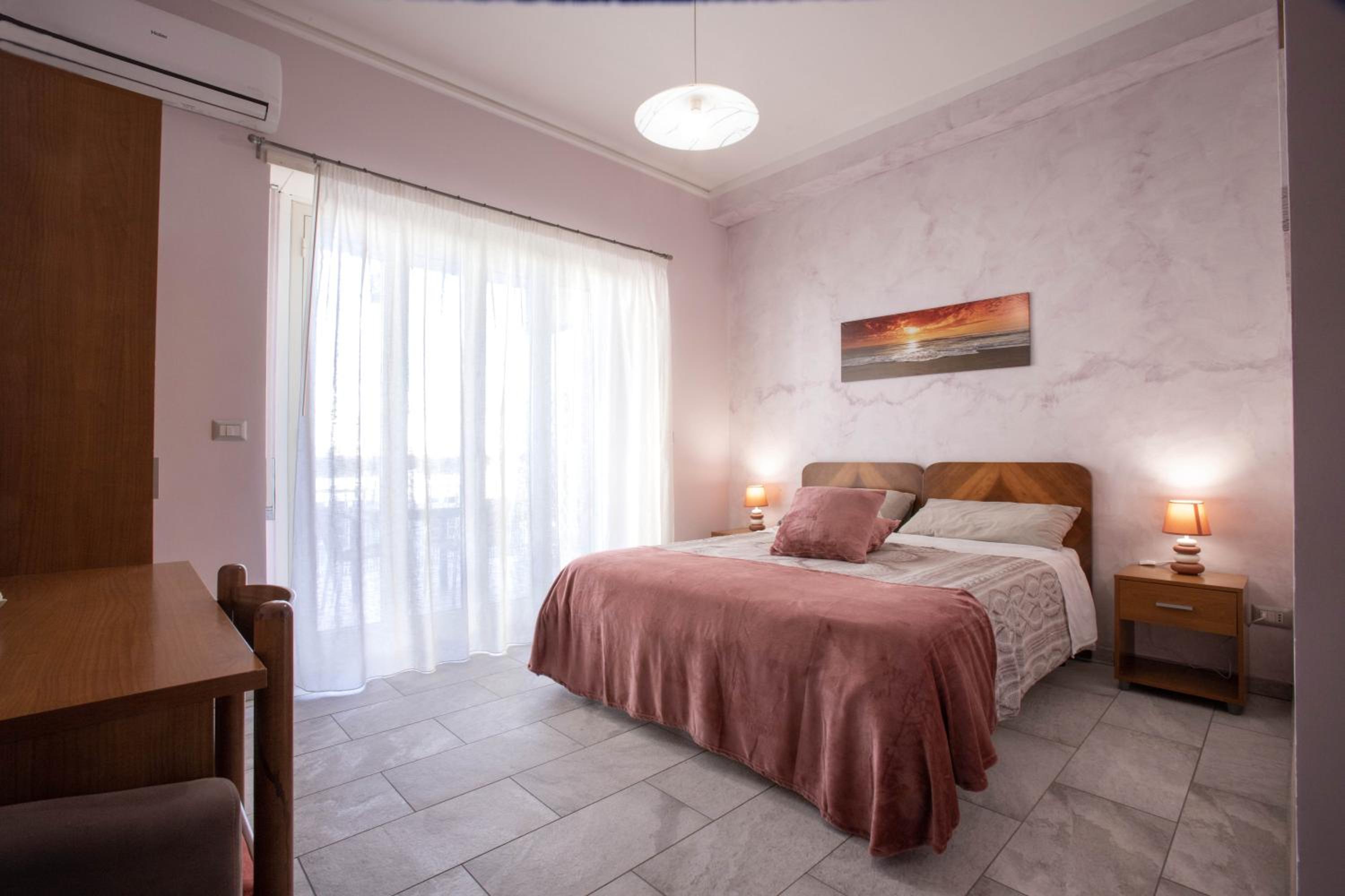 Double Room with Private Bathroom - Photo 40