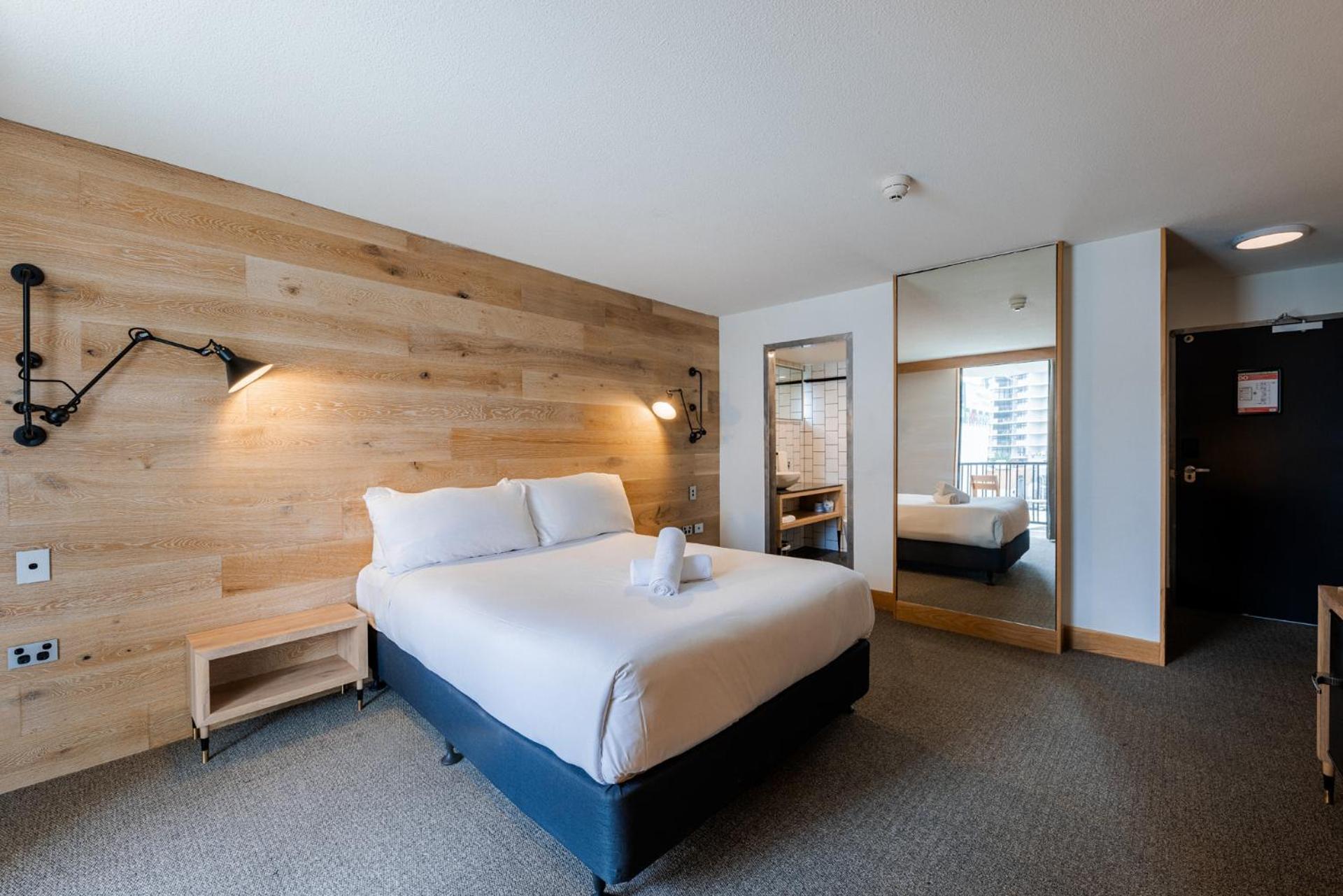 Deluxe Double Room with Balcony - Photo 5