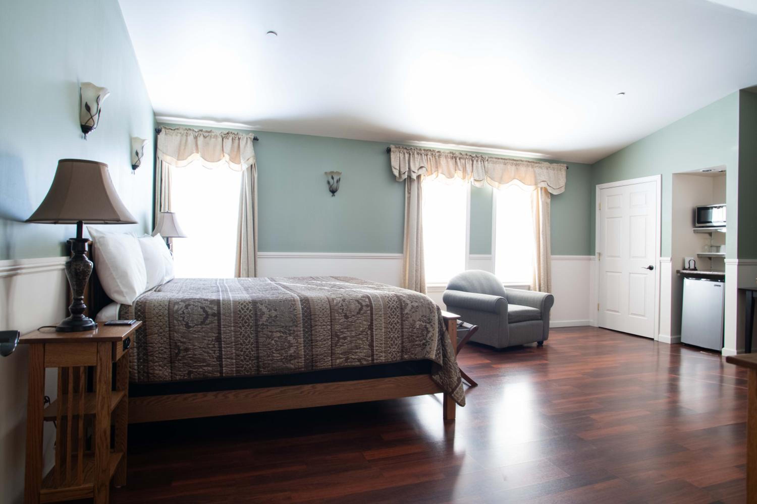 Deluxe King Room photo 2