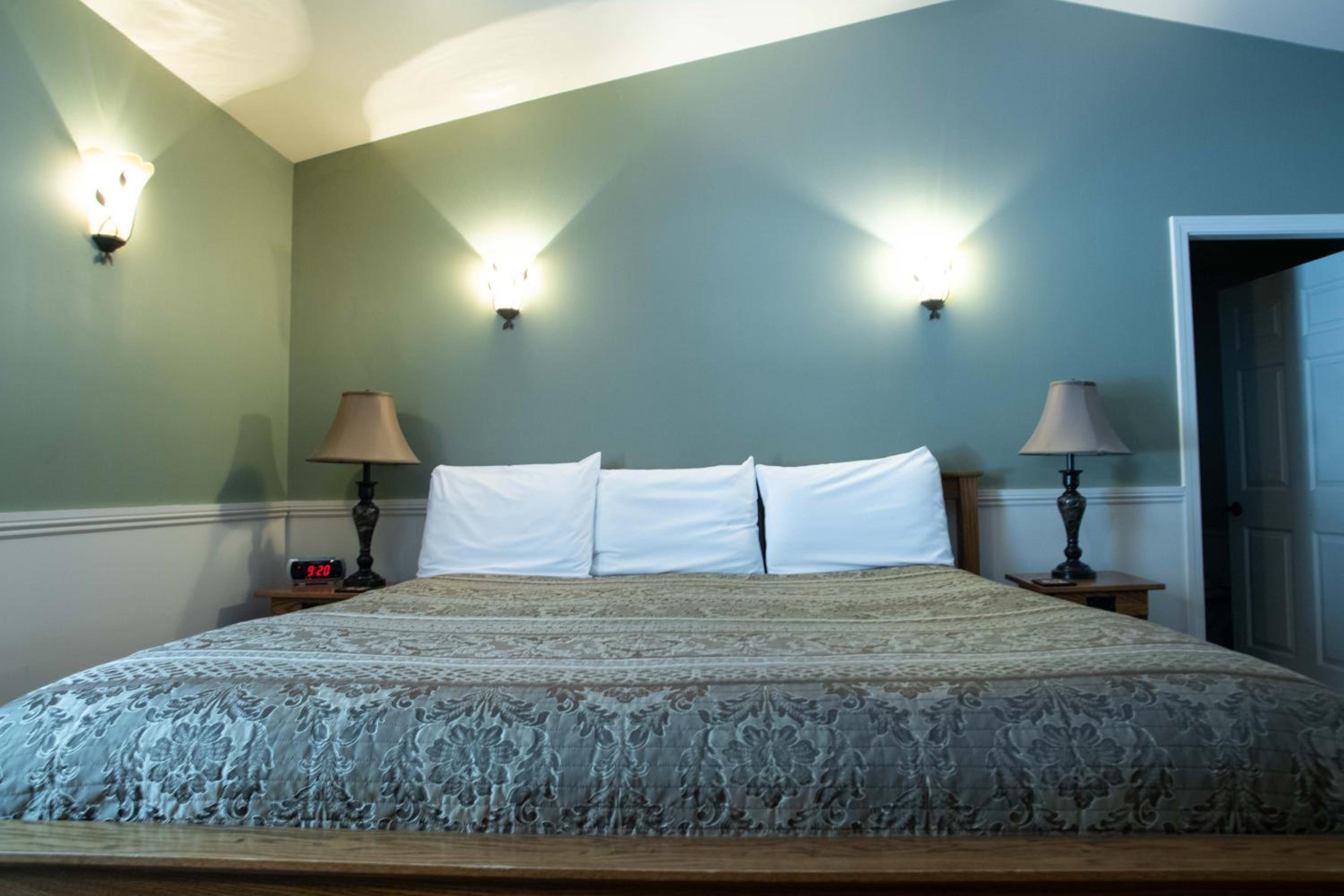 Deluxe King Room photo 2