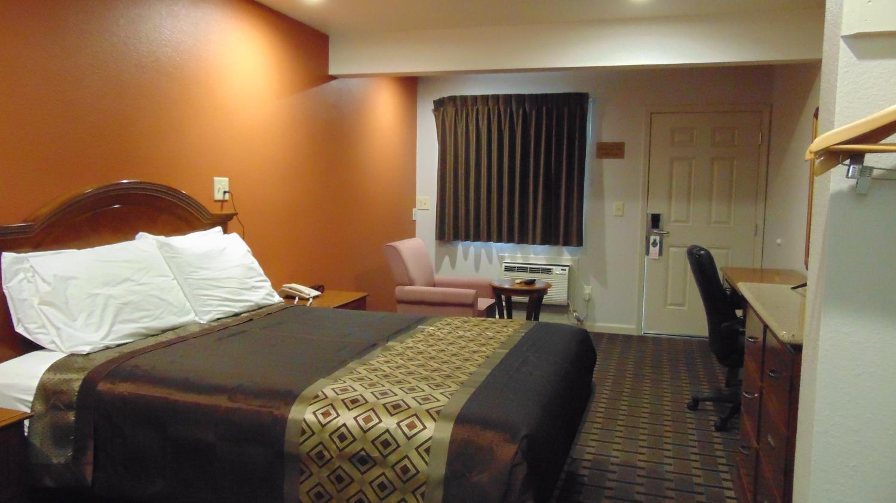 Queen Room - Non-Smoking photo 2