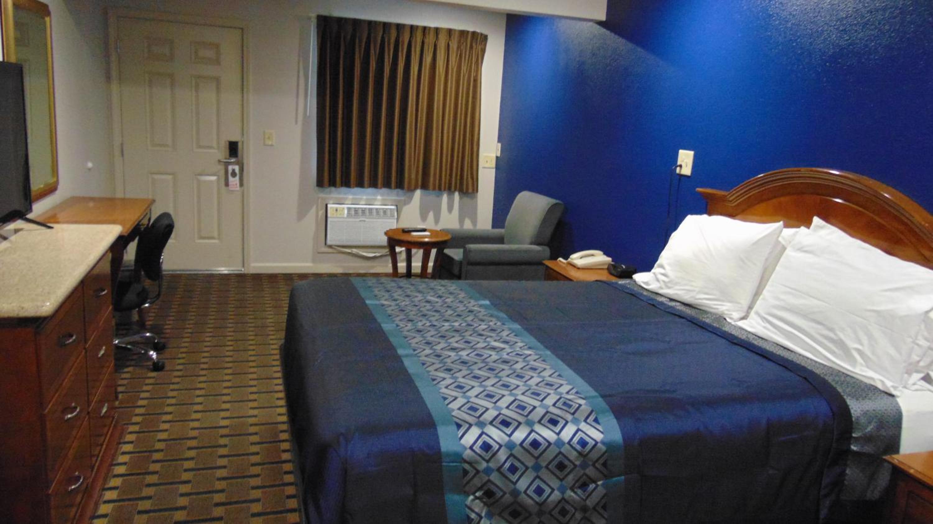 Queen Room - Non-Smoking photo 1