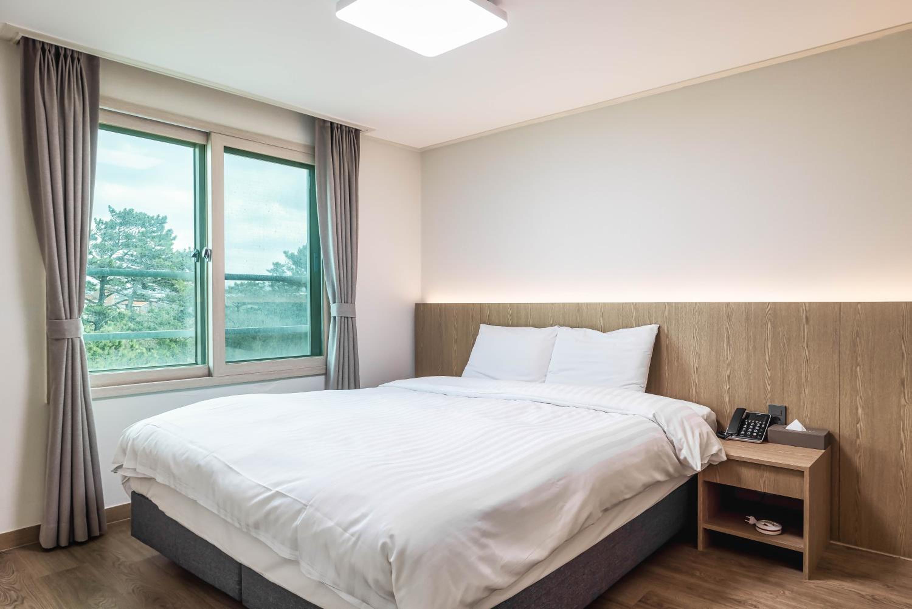 Kensington Royal Suite with Mountain View photo 3