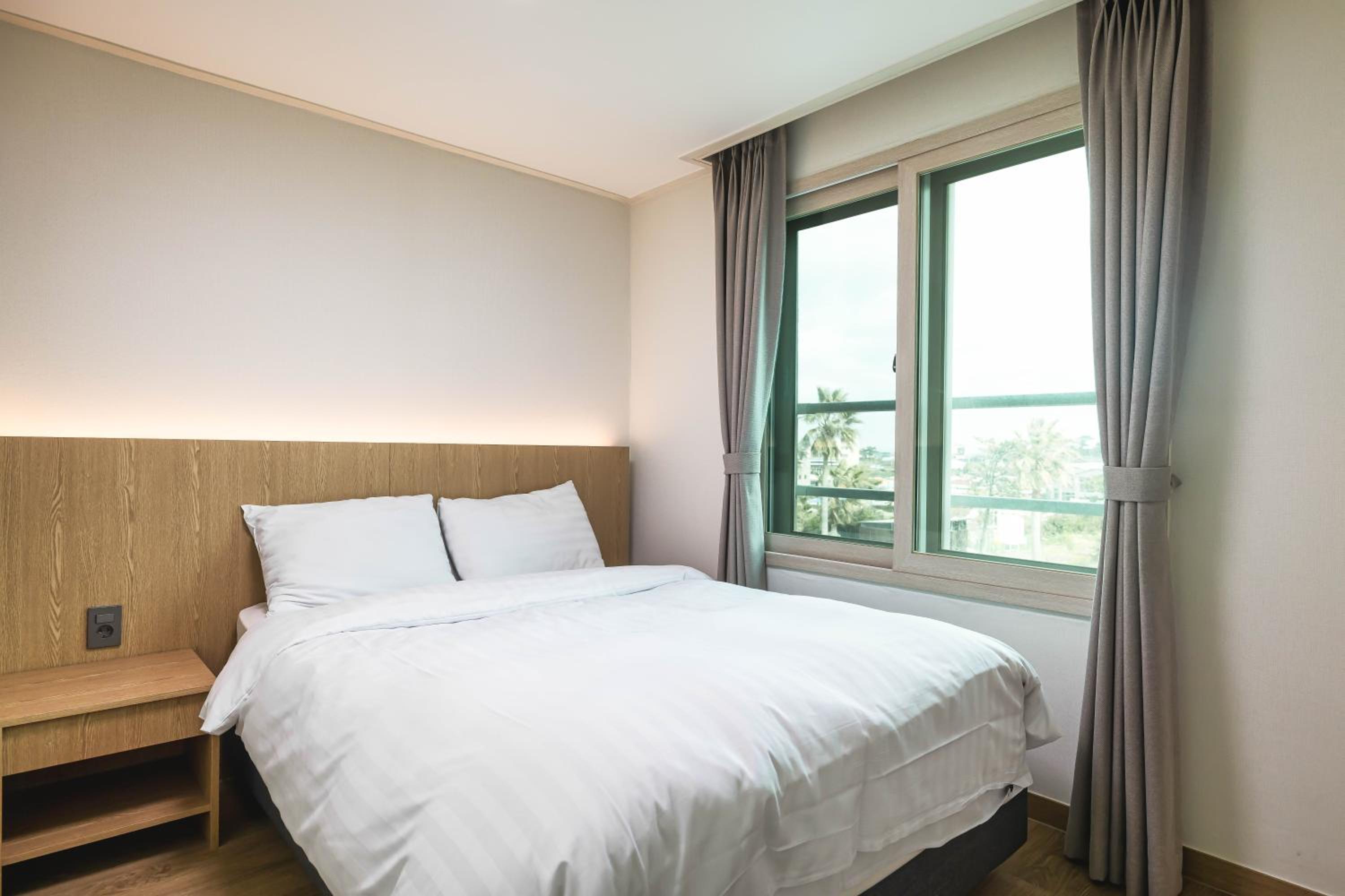 Kensington Royal Suite with Mountain View photo 2