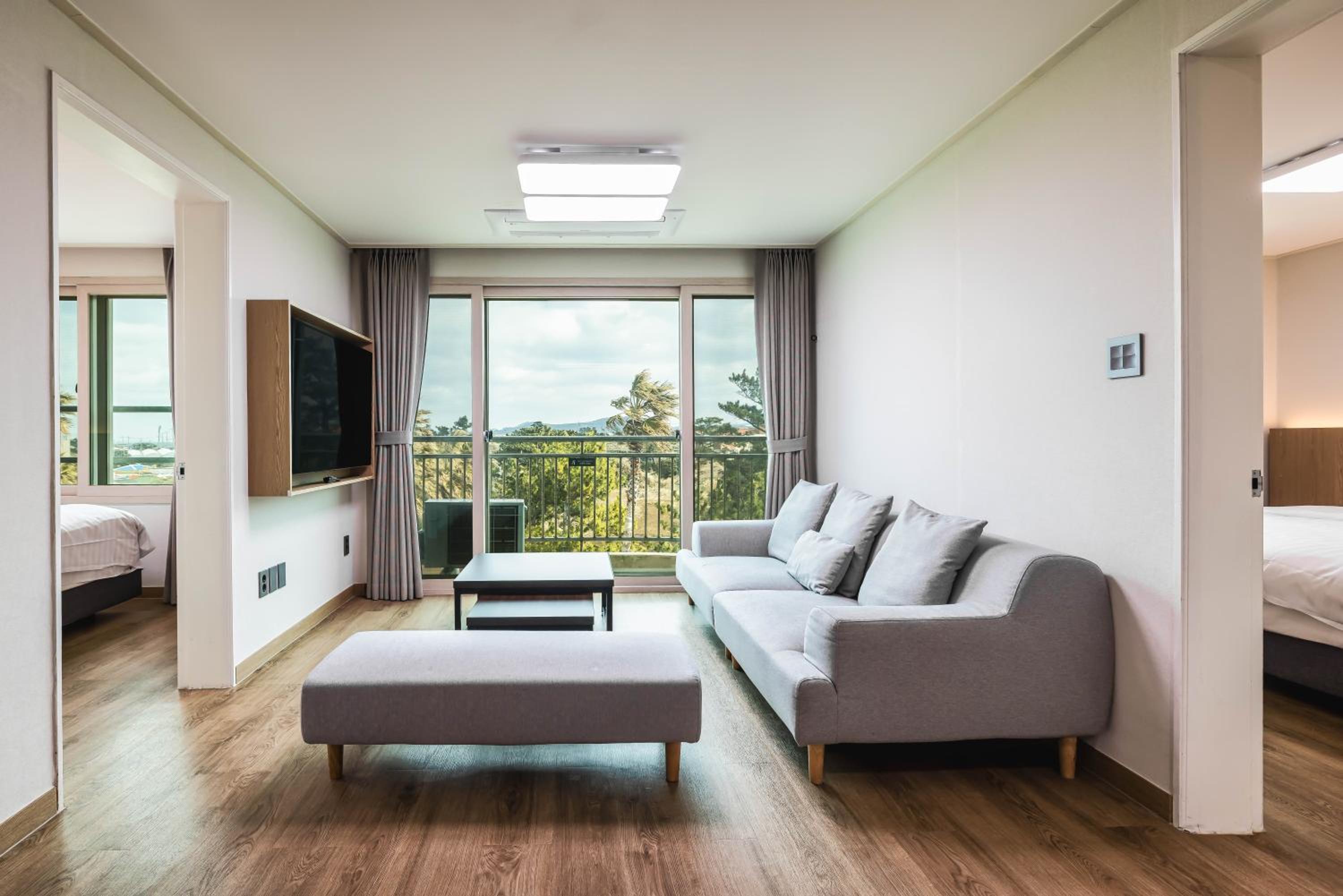 Kensington Royal Suite with Mountain View photo 1